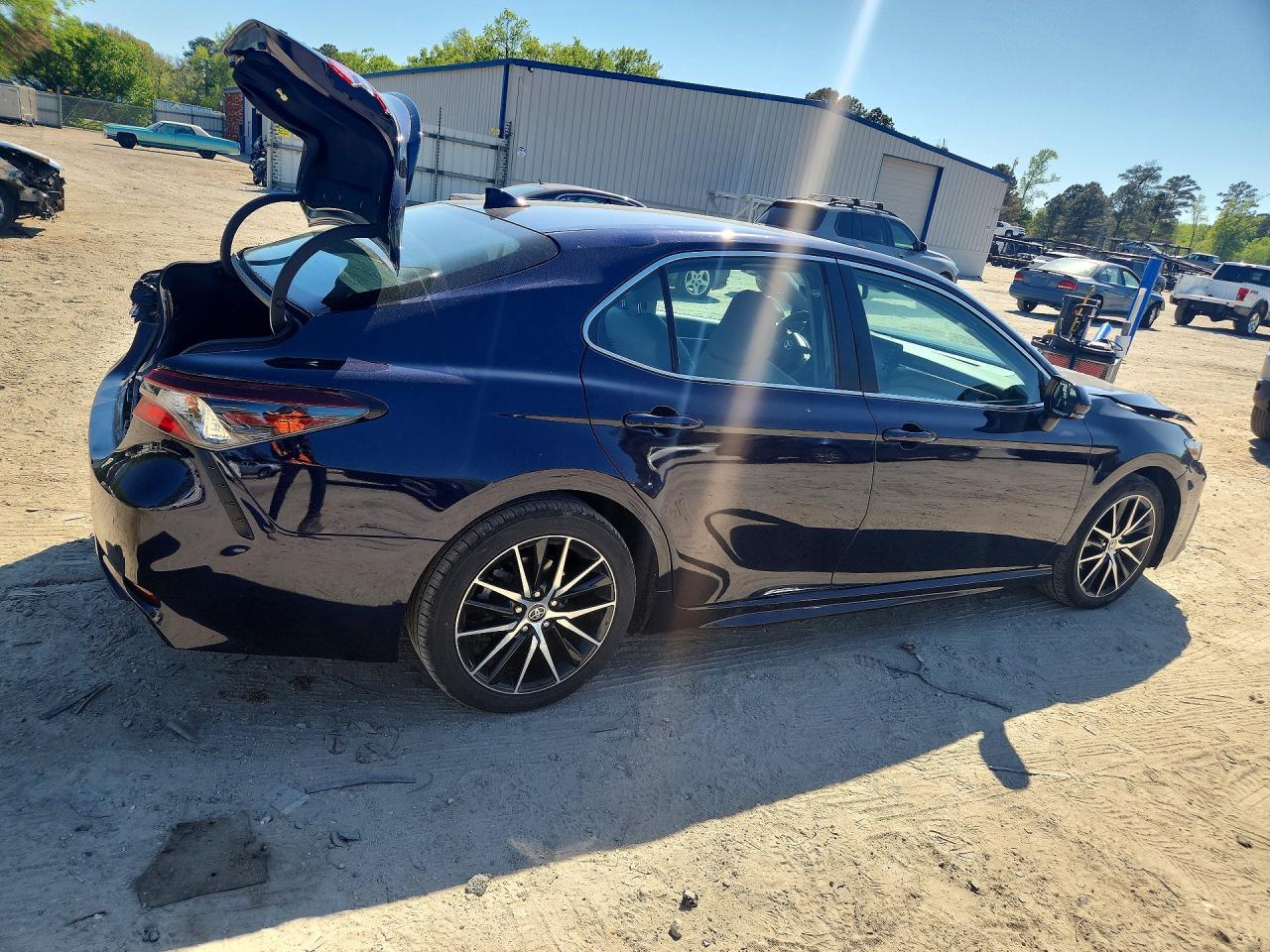 2022 TOYOTA CAMRY SE photo 3