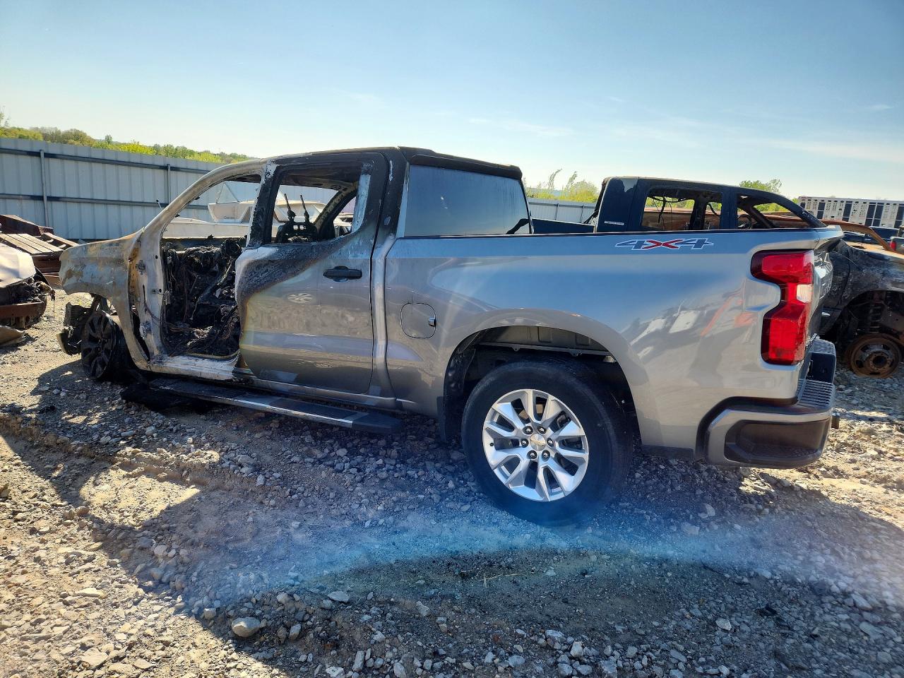 2023 CHEVROLET SILVERADO K1500 CUSTOM photo 2