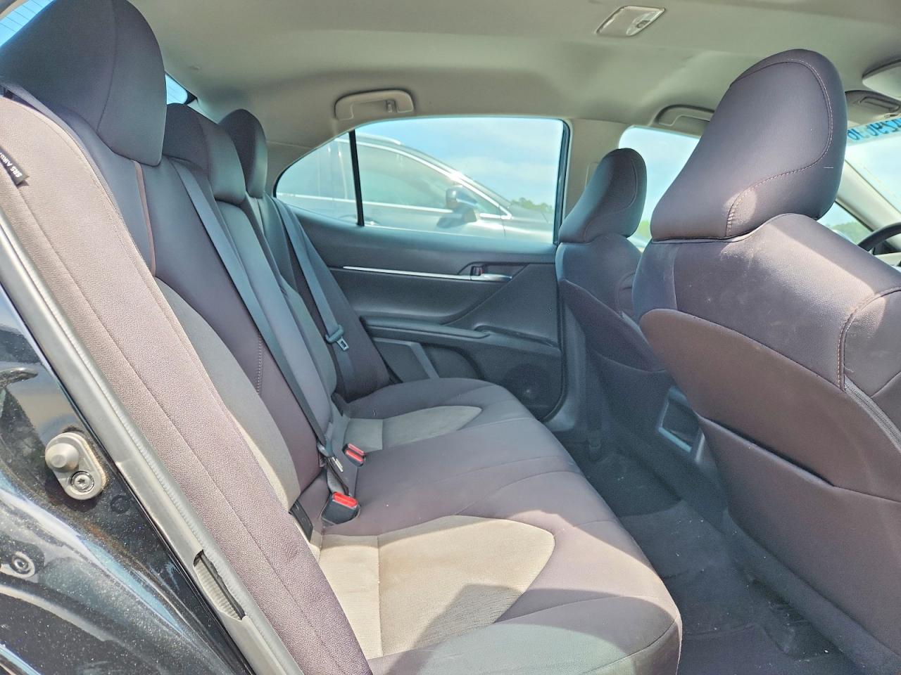 2020 TOYOTA CAMRY LE photo 19