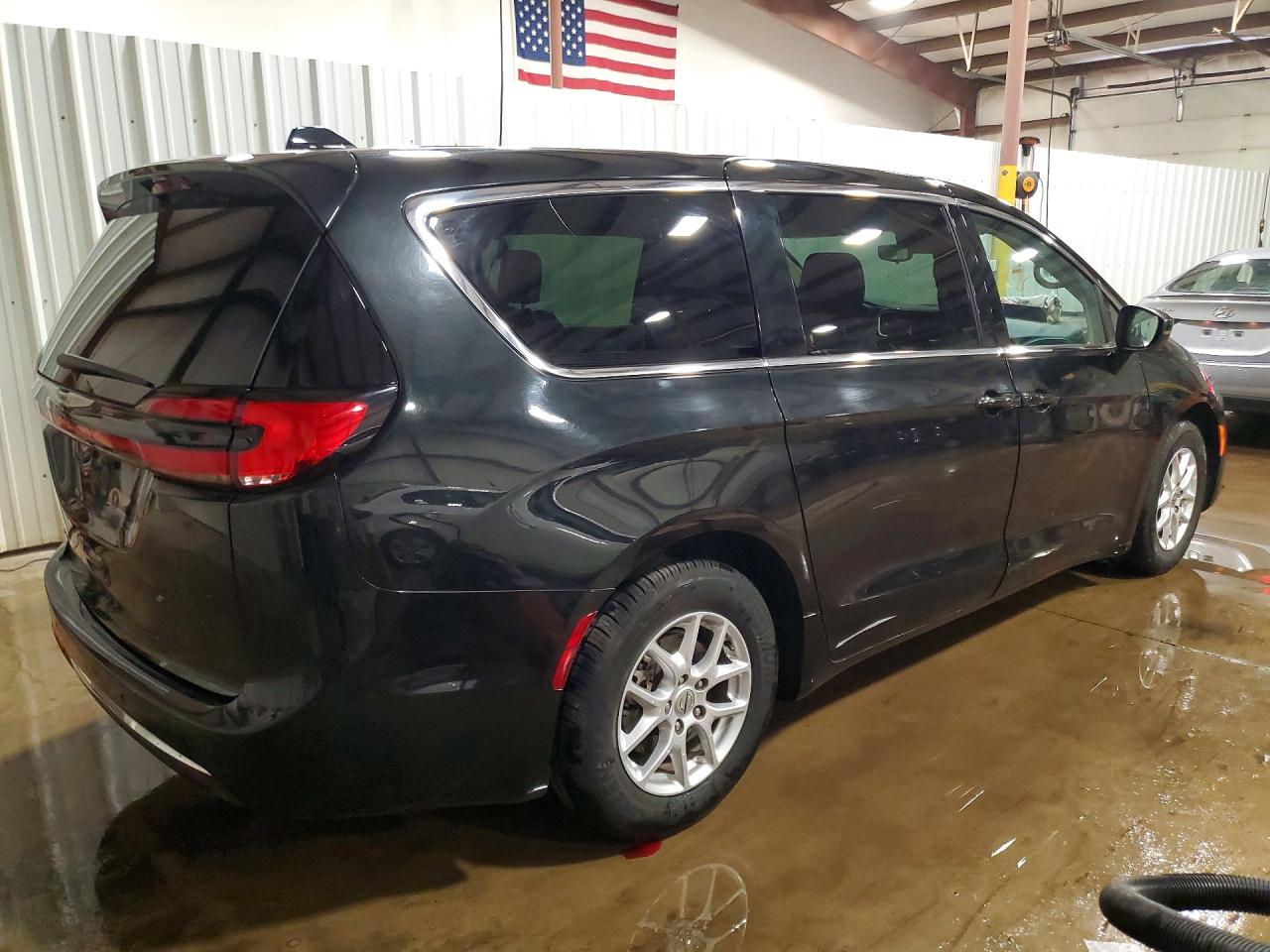 2023 CHRYSLER PACIFICA TOURING L photo 5