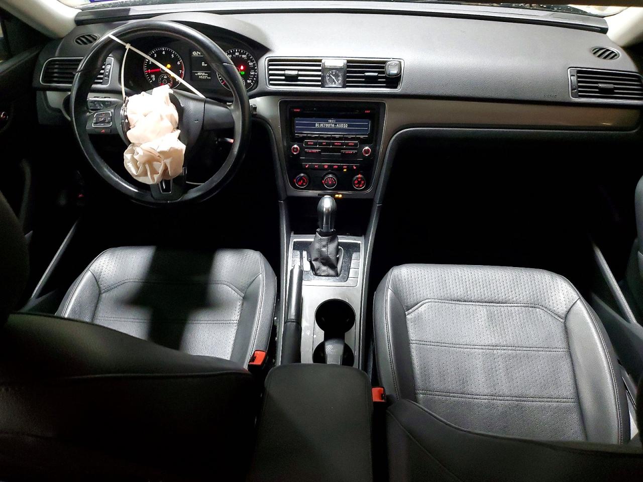 2015 VOLKSWAGEN PASSAT S photo 15