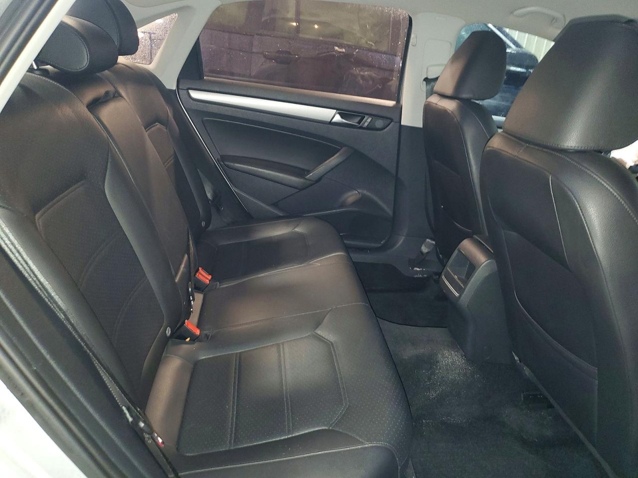 2015 VOLKSWAGEN PASSAT S photo 19