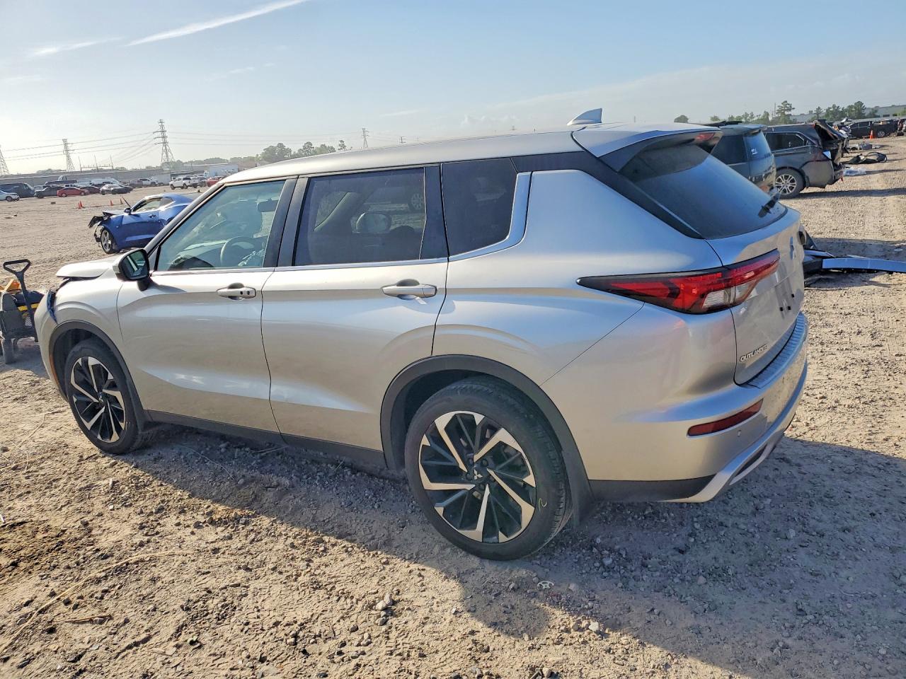 2024 MITSUBISHI OUTLANDER SE photo 4