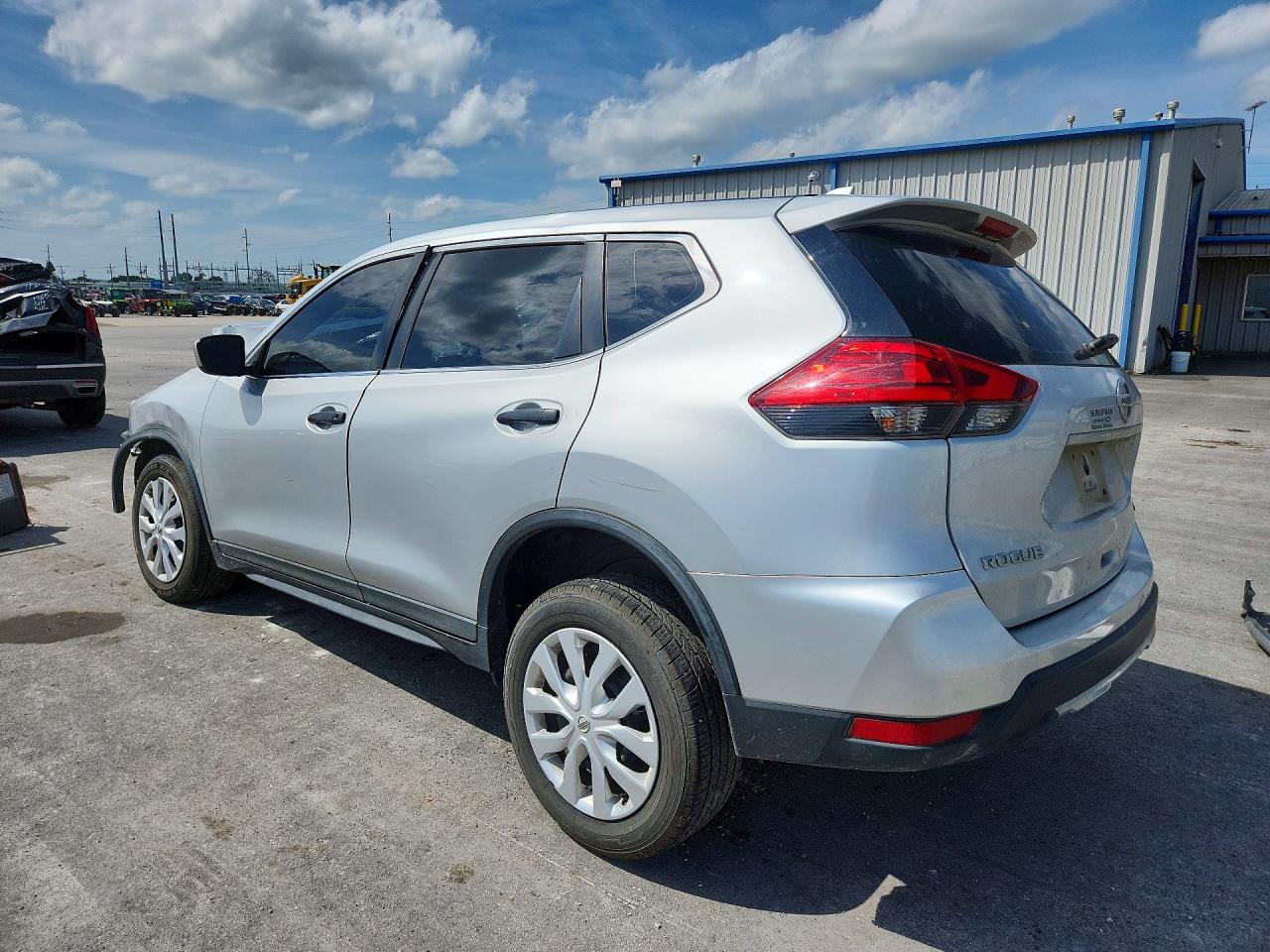 2017 NISSAN ROGUE photo 4