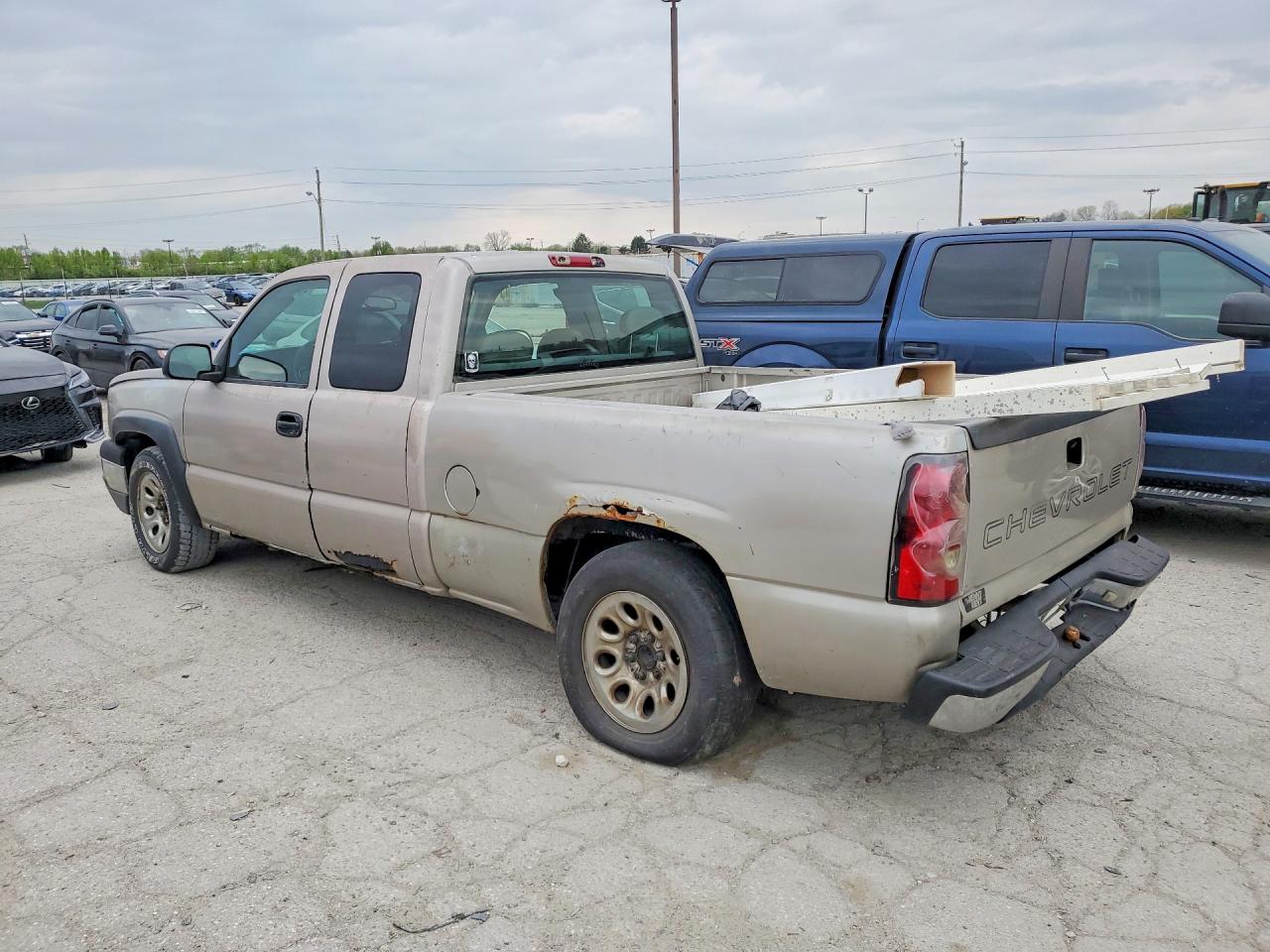 2004 CHEVROLET SILVERADO C1500 photo 3
