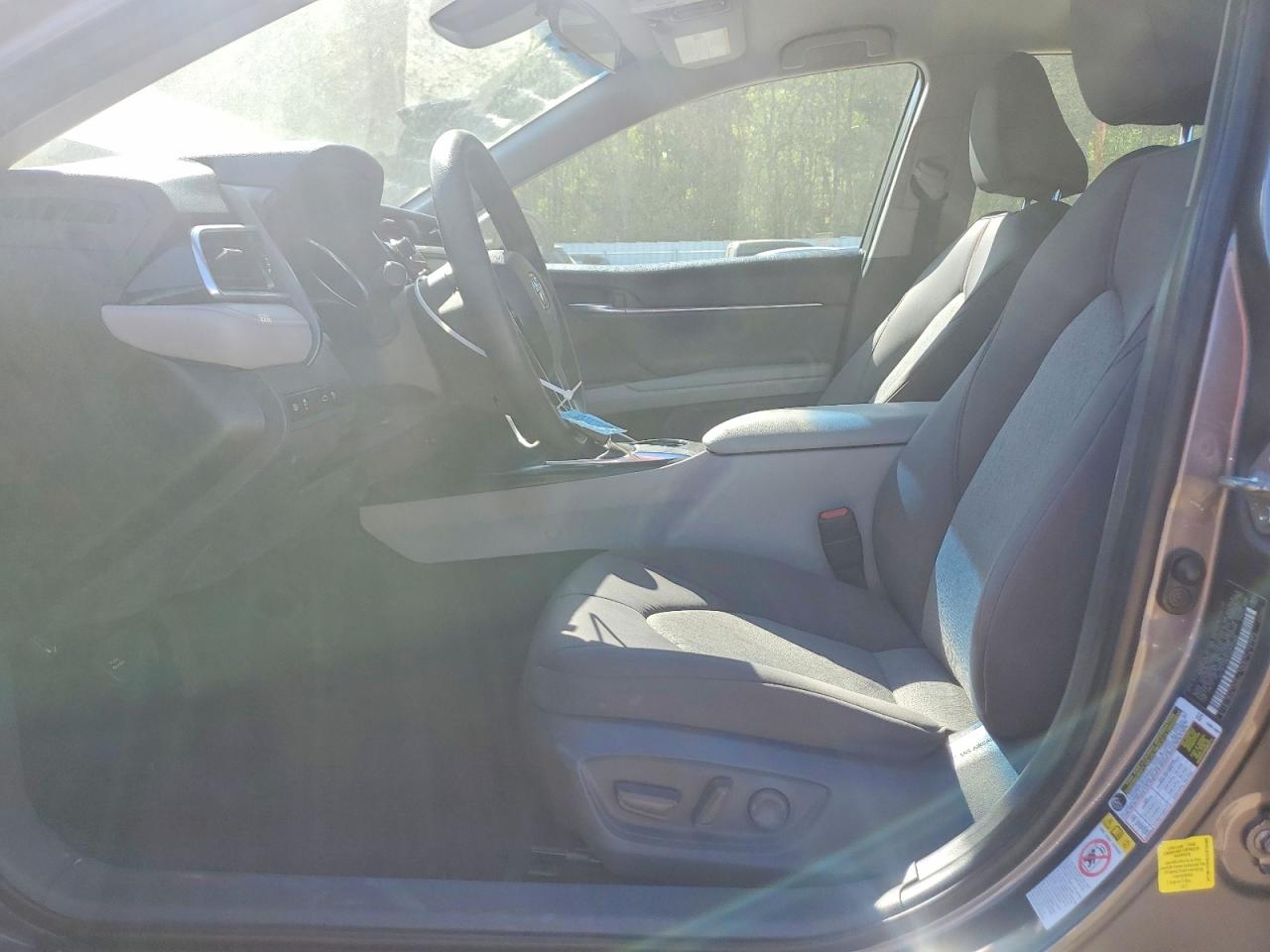 2018 TOYOTA CAMRY LE photo 19