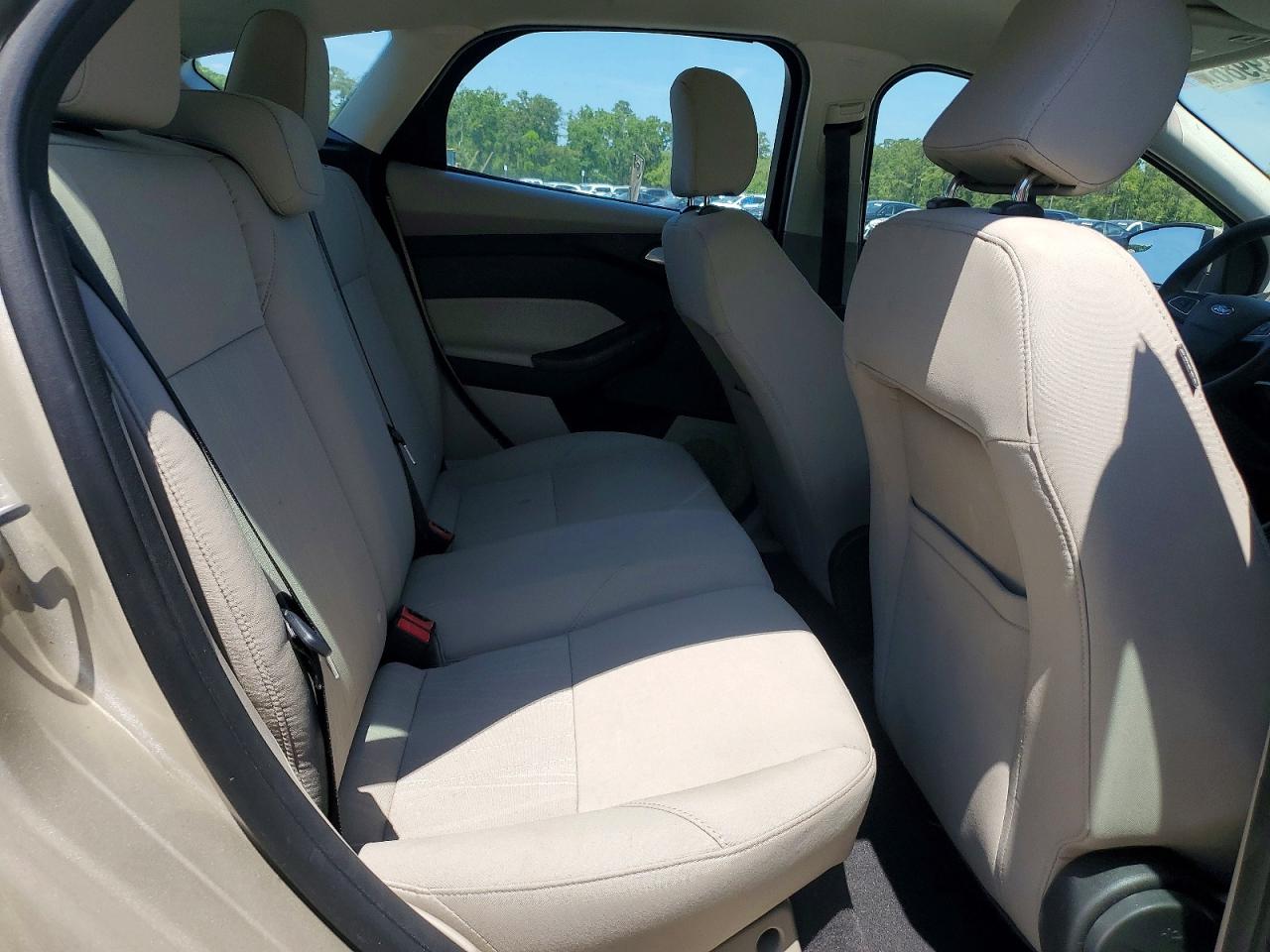 2017 FORD FOCUS SE photo 19