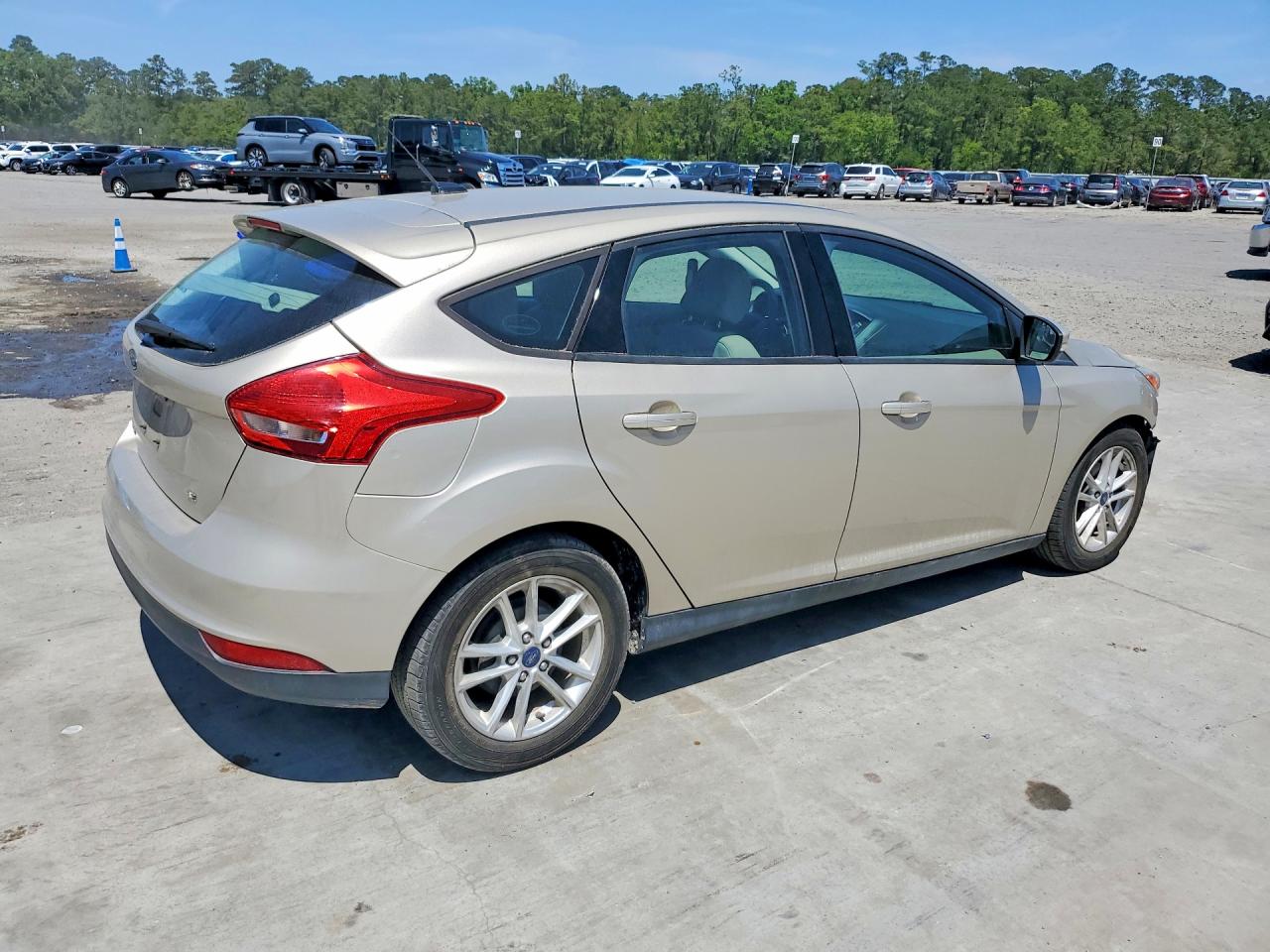 2017 FORD FOCUS SE photo 5