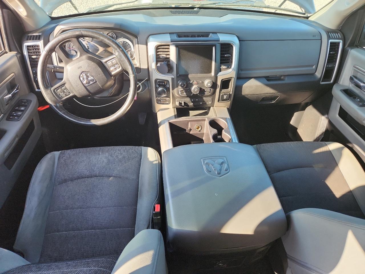 2015 RAM 1500 SLT photo 8