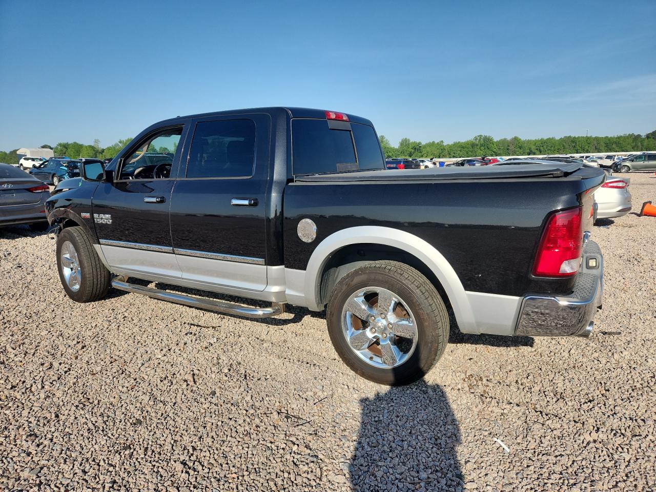 2015 RAM 1500 SLT photo 2