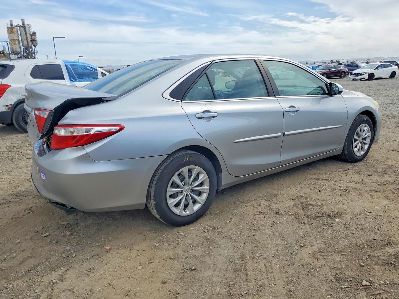 2015 TOYOTA CAMRY LE photo 7