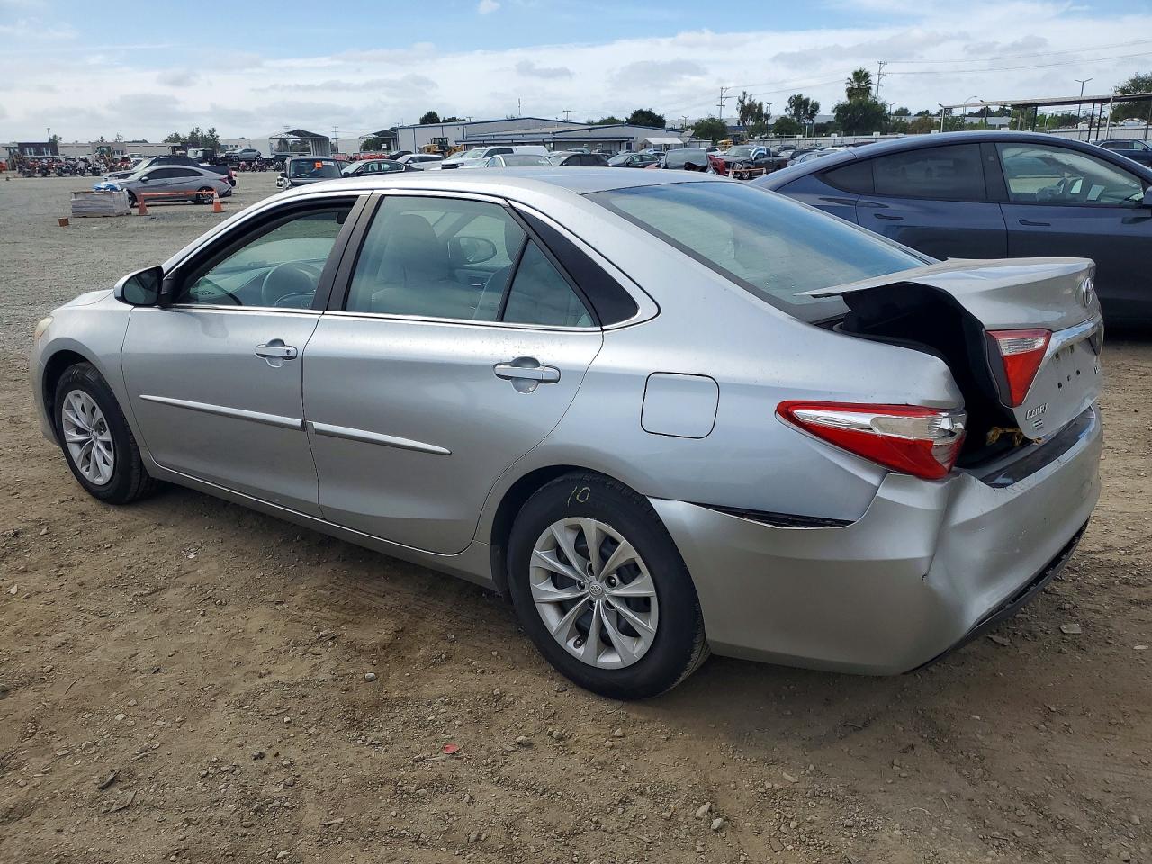 2015 TOYOTA CAMRY LE photo 4