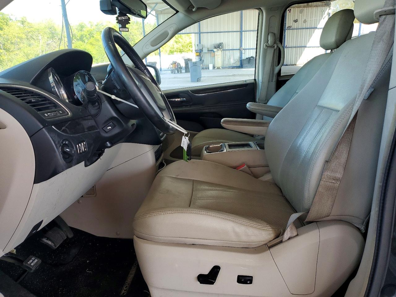 2011 CHRYSLER TOWN & COUNTRY TOURING L photo 19