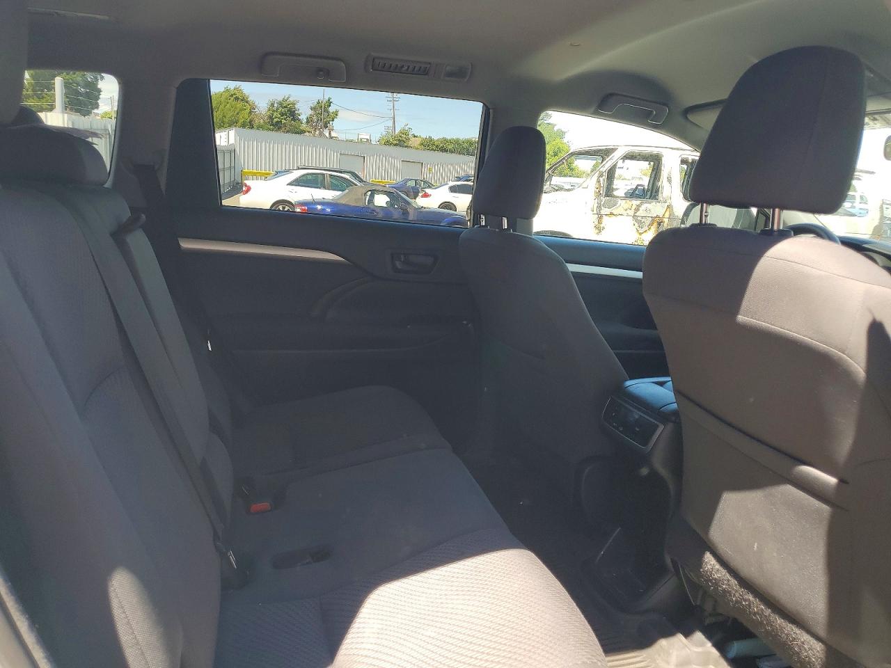 2018 TOYOTA HIGHLANDER LE photo 28