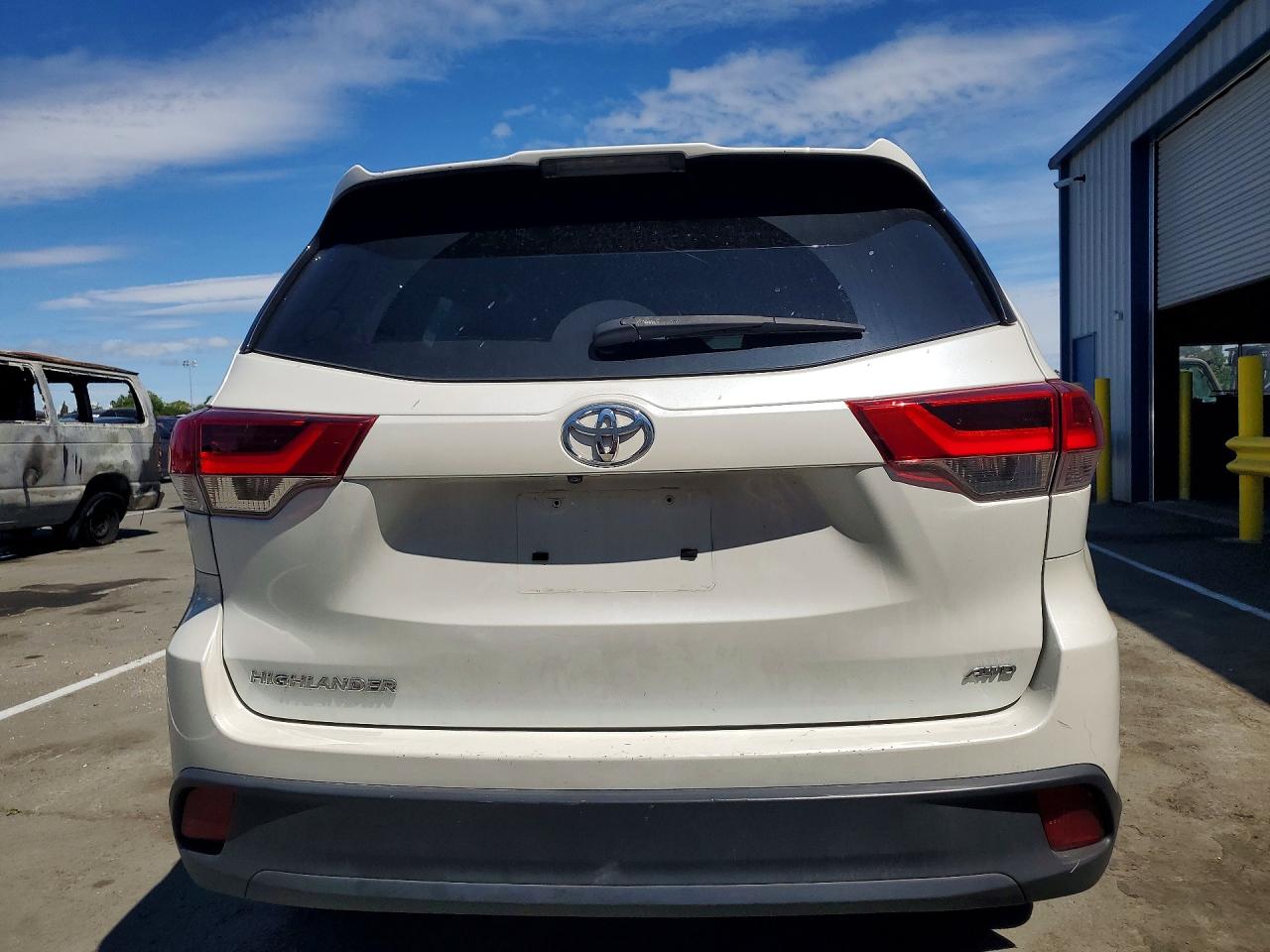 2018 TOYOTA HIGHLANDER LE photo 16