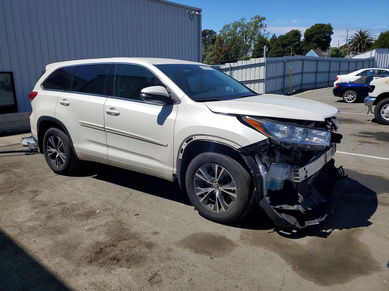 2018 TOYOTA HIGHLANDER LE photo 10
