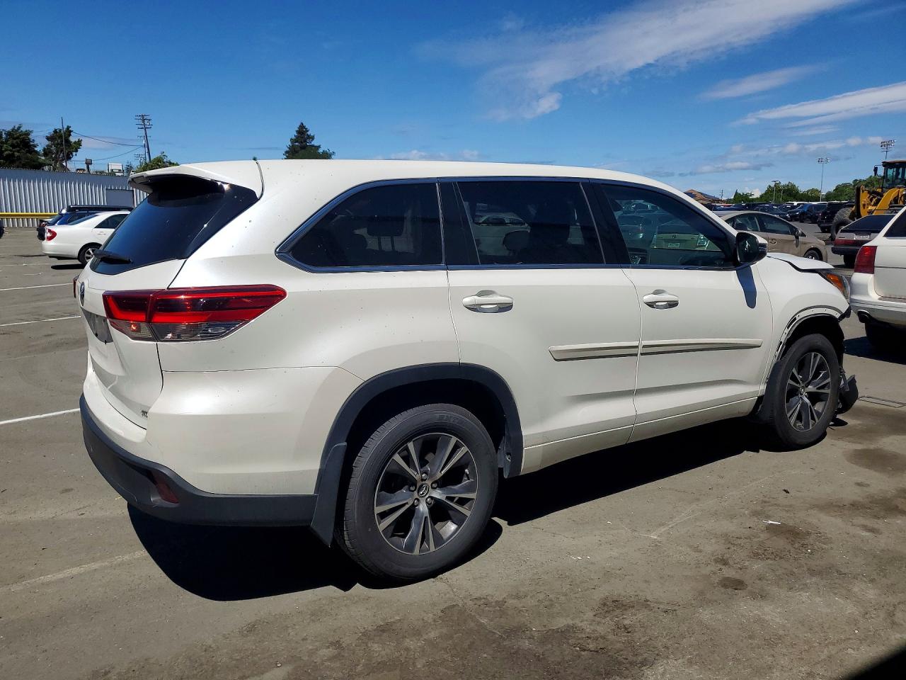 2018 TOYOTA HIGHLANDER LE photo 7