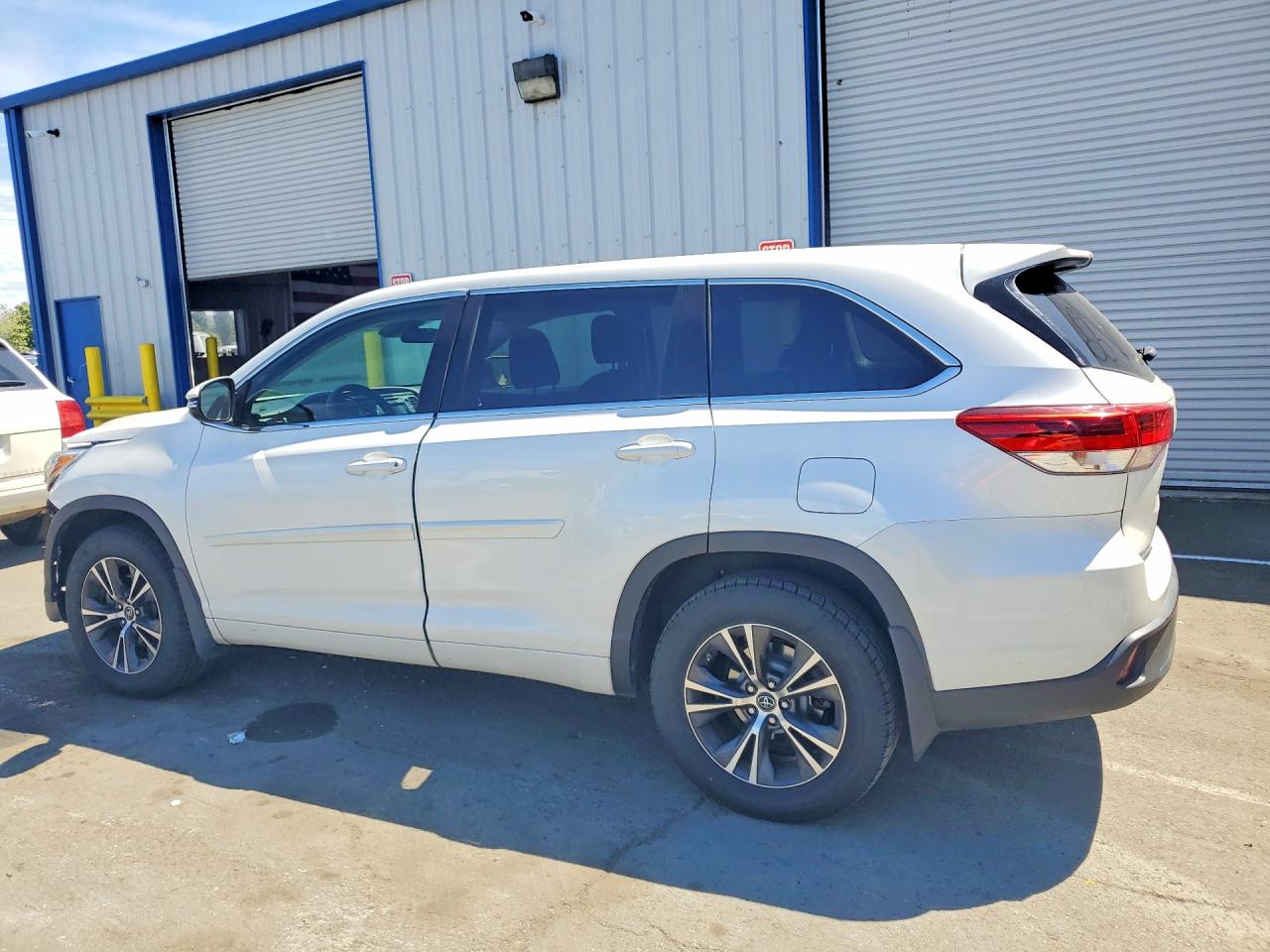 2018 TOYOTA HIGHLANDER LE photo 4