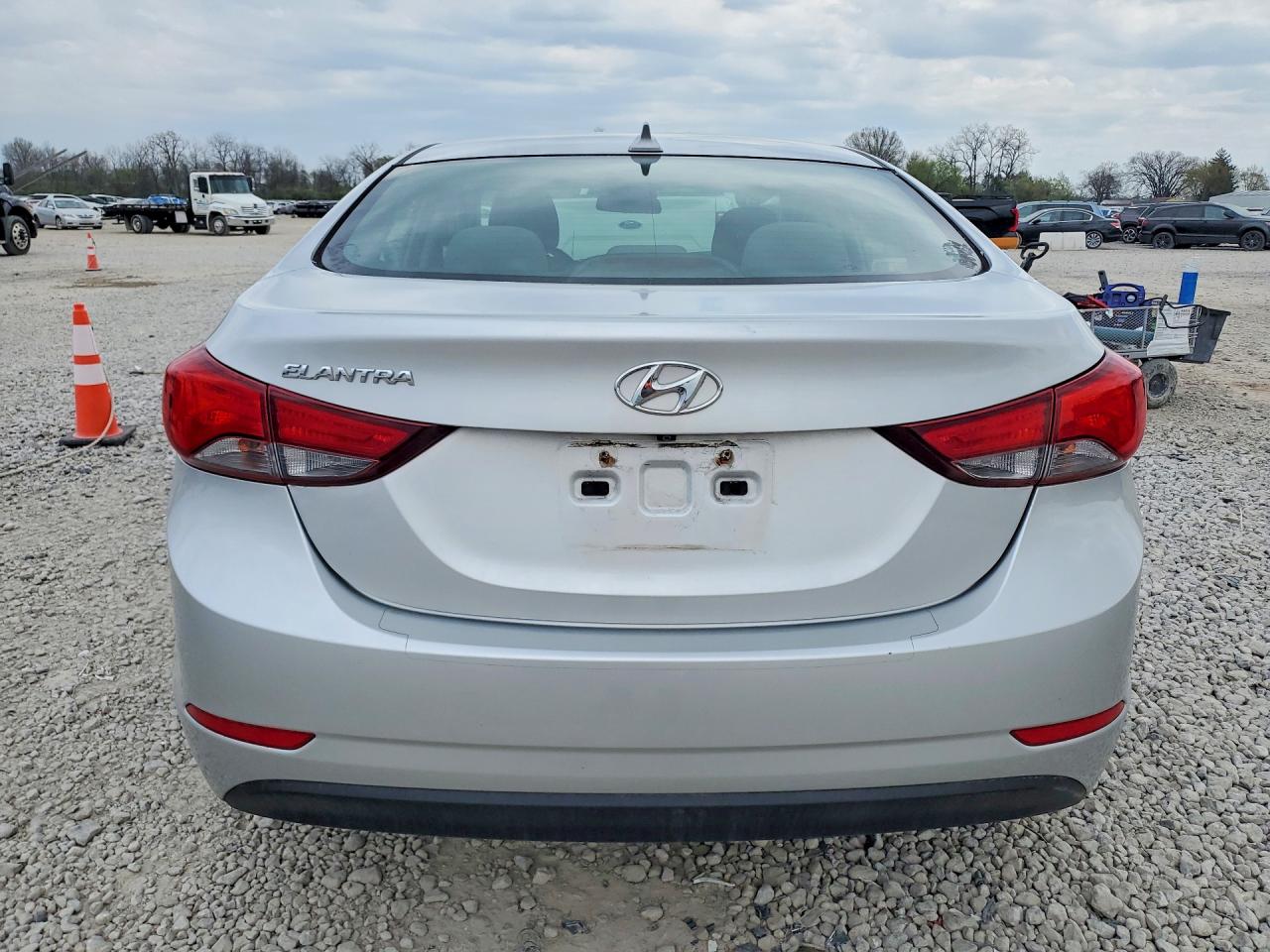 2016 HYUNDAI ELANTRA SE photo 6