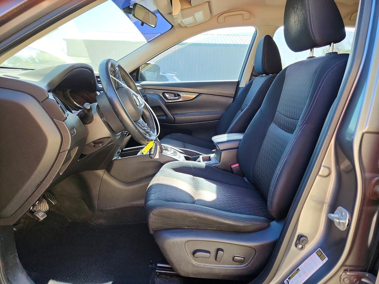 2017 NISSAN ROGUE SV photo 19