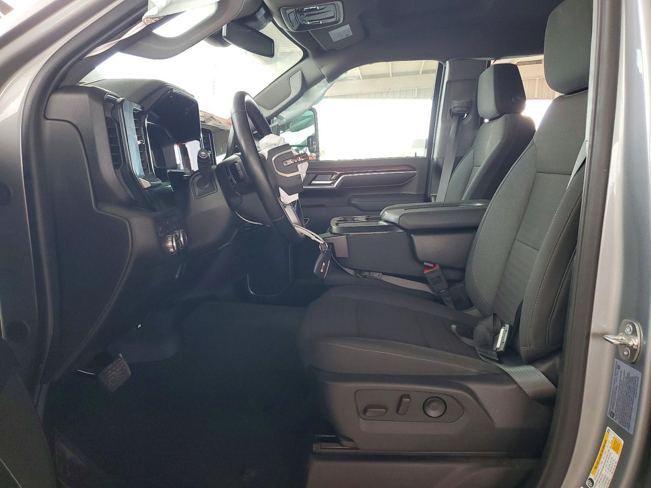 2025 GMC SIERRA K3500 SLE photo 19
