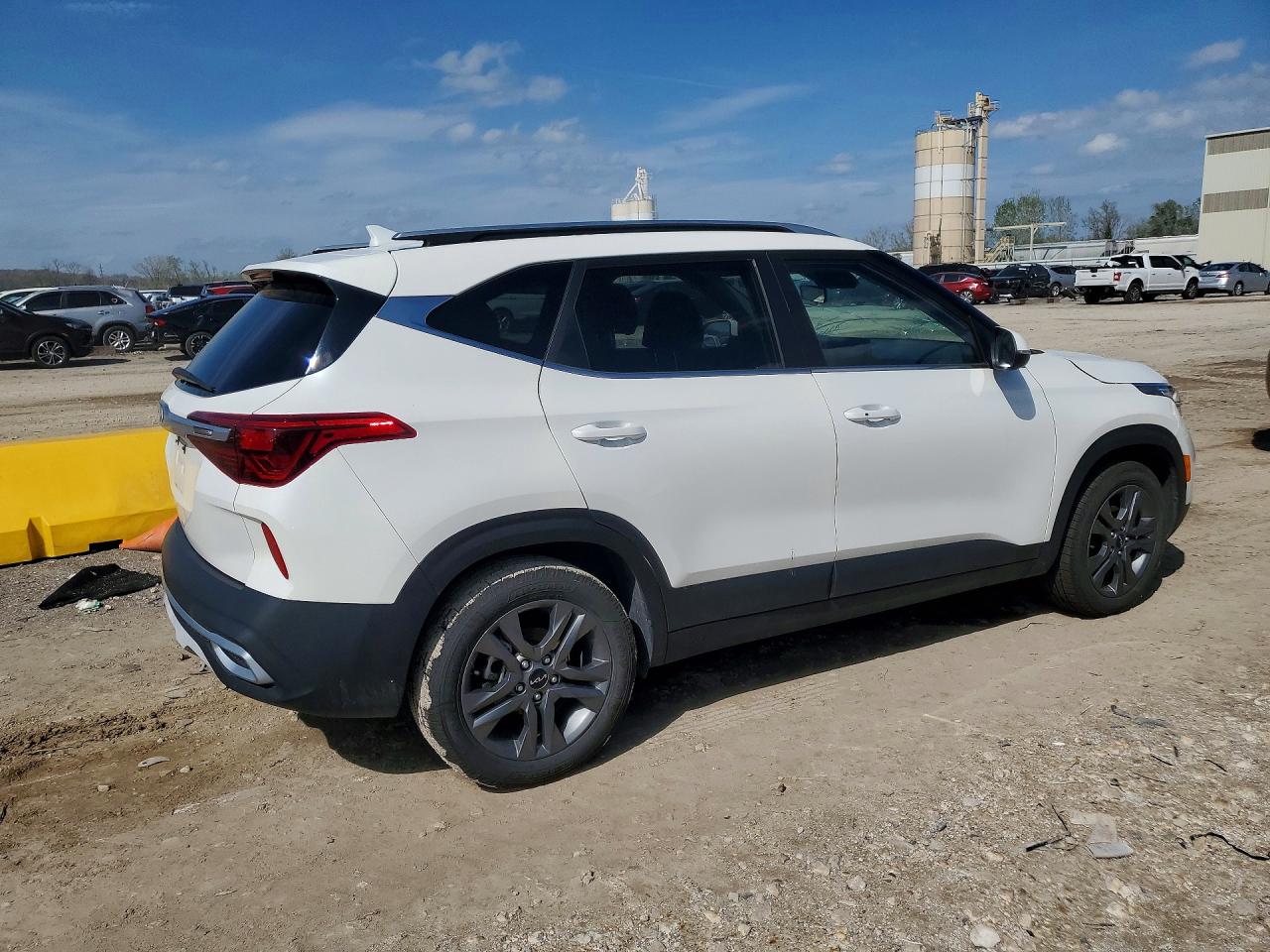 2023 KIA SELTOS S photo 7