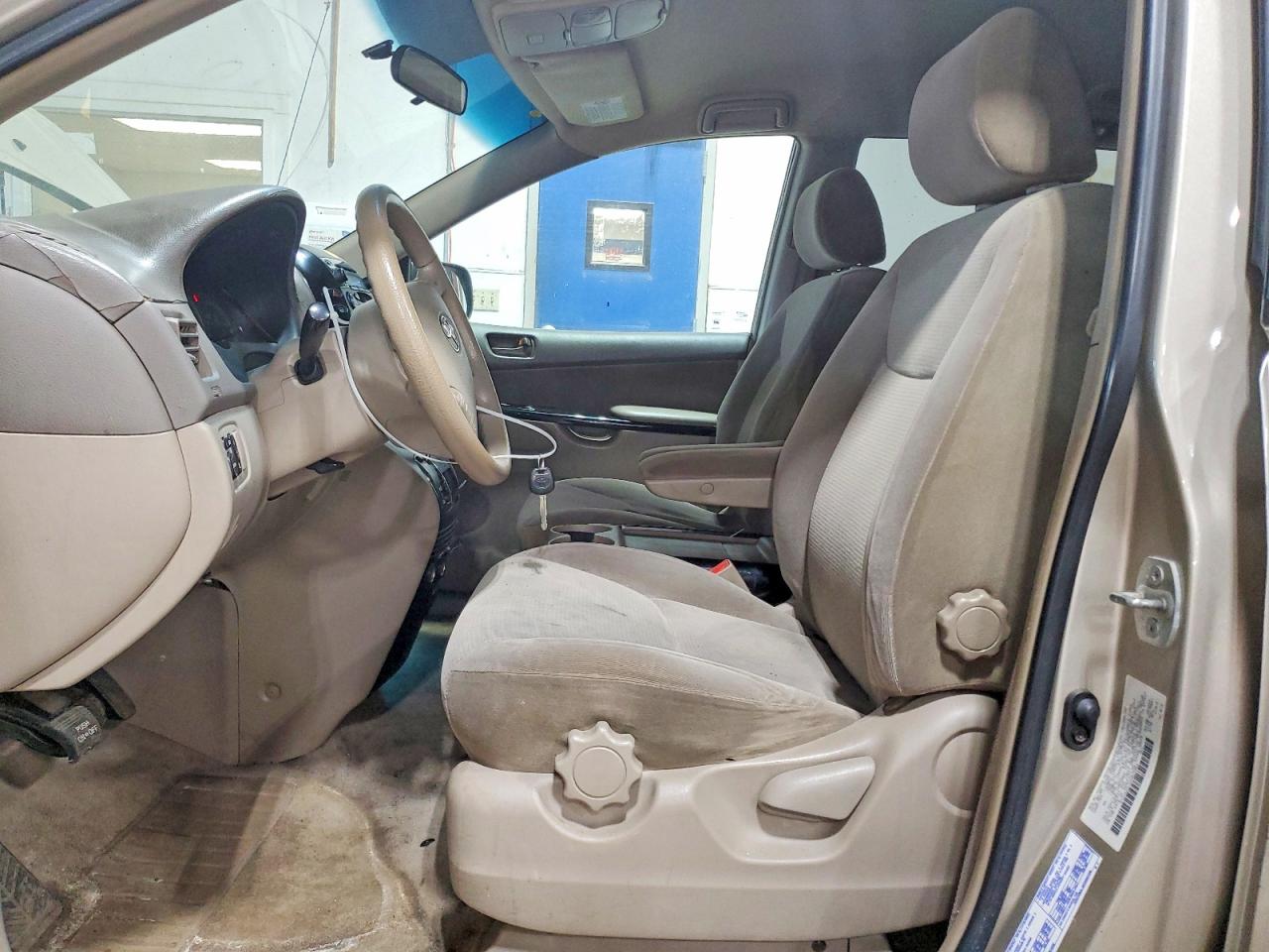 2004 TOYOTA SIENNA LE 8 PASSENGER photo 13