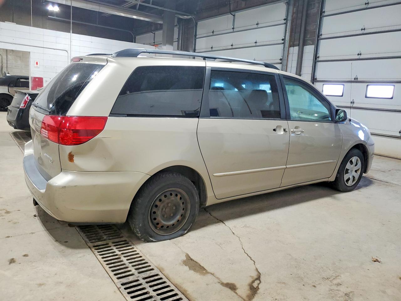 2004 TOYOTA SIENNA LE 8 PASSENGER photo 5