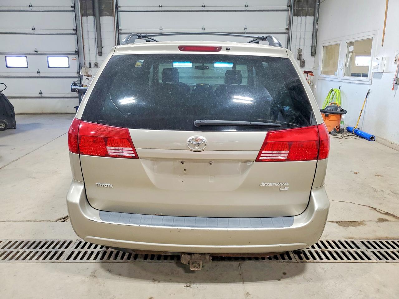 2004 TOYOTA SIENNA LE 8 PASSENGER photo 11