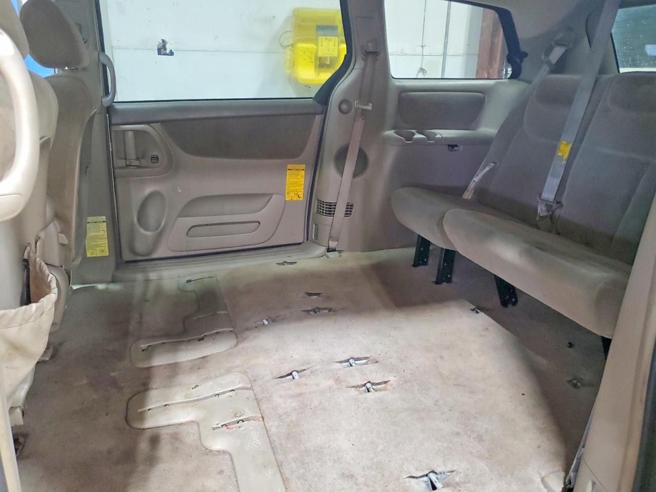2004 TOYOTA SIENNA LE 8 PASSENGER photo 21