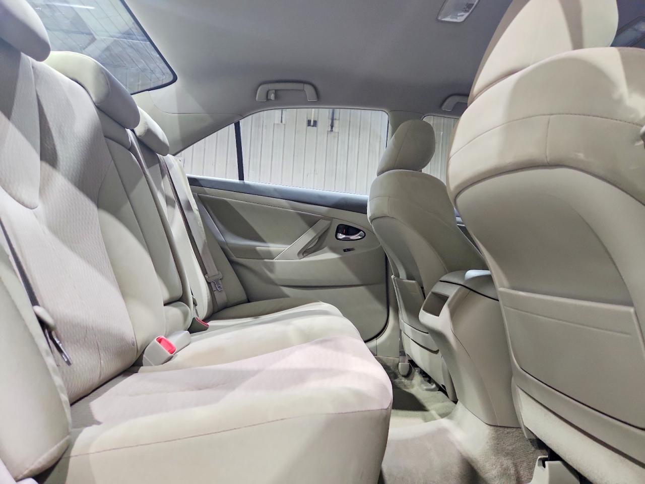 2010 TOYOTA CAMRY LE V6 photo 28