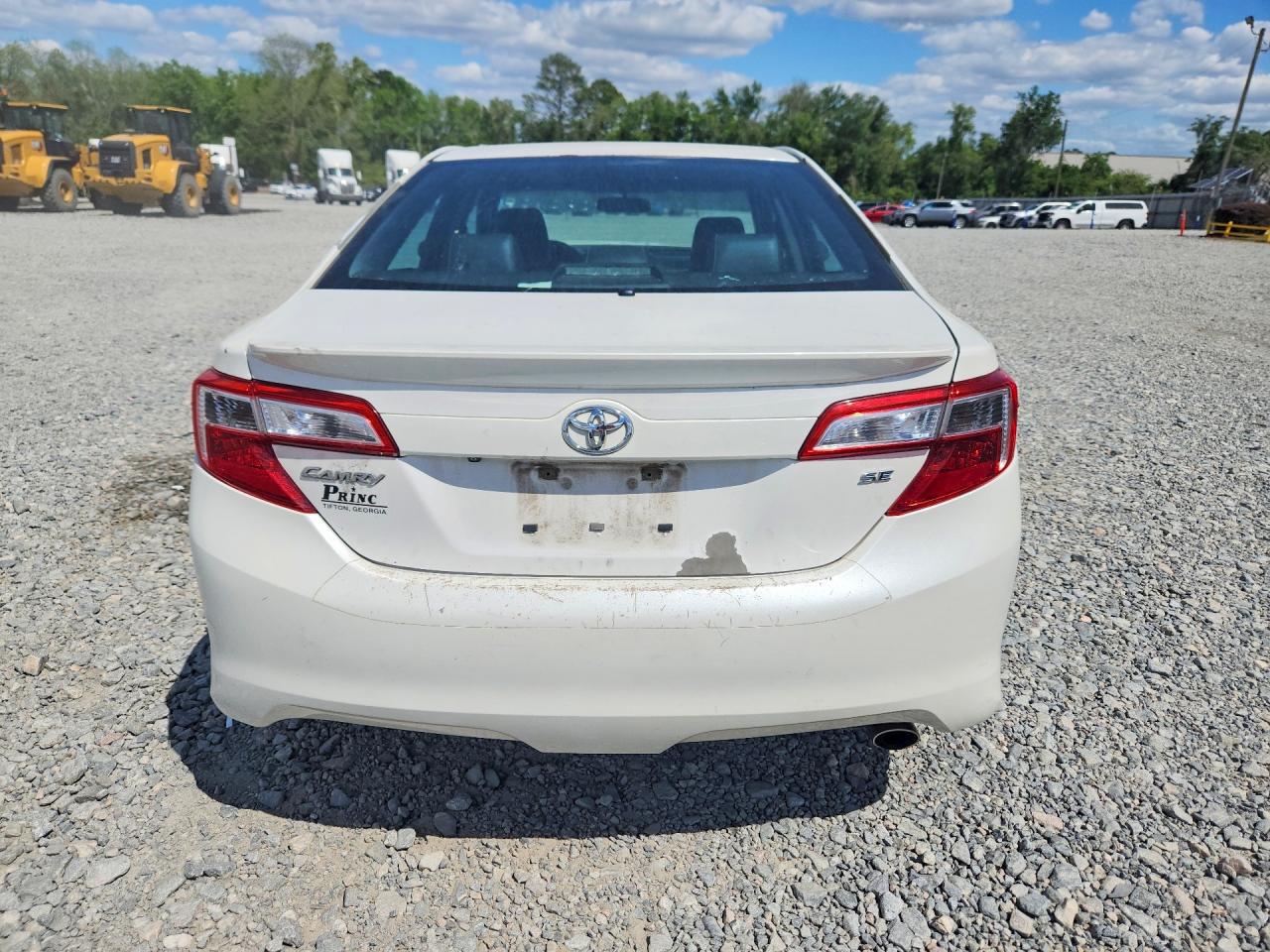 2014 TOYOTA CAMRY SE photo 11