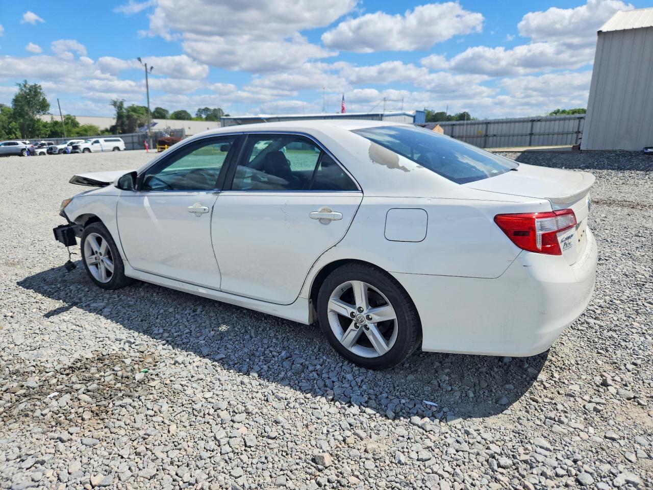 2014 TOYOTA CAMRY SE photo 3