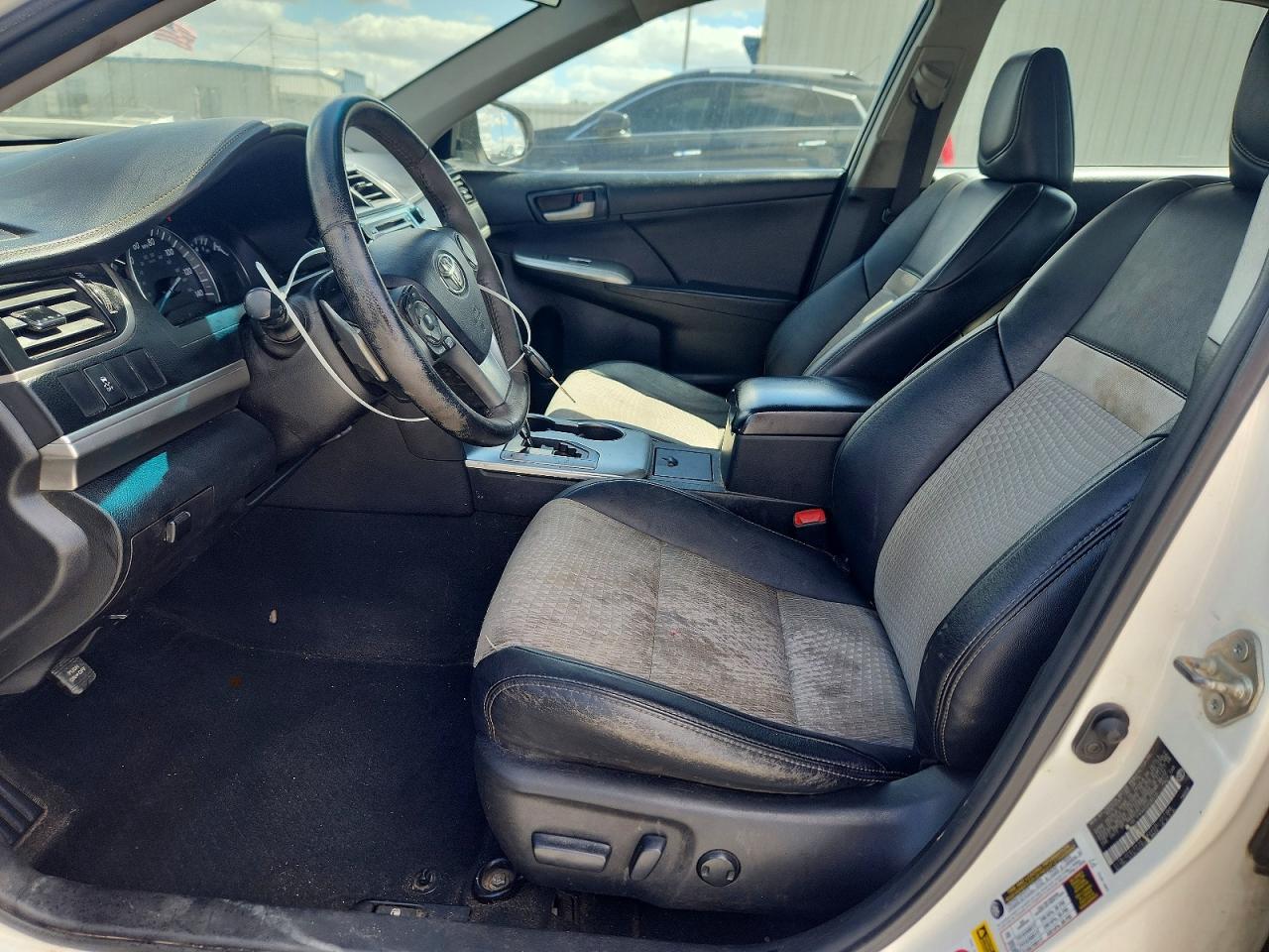 2014 TOYOTA CAMRY SE photo 13