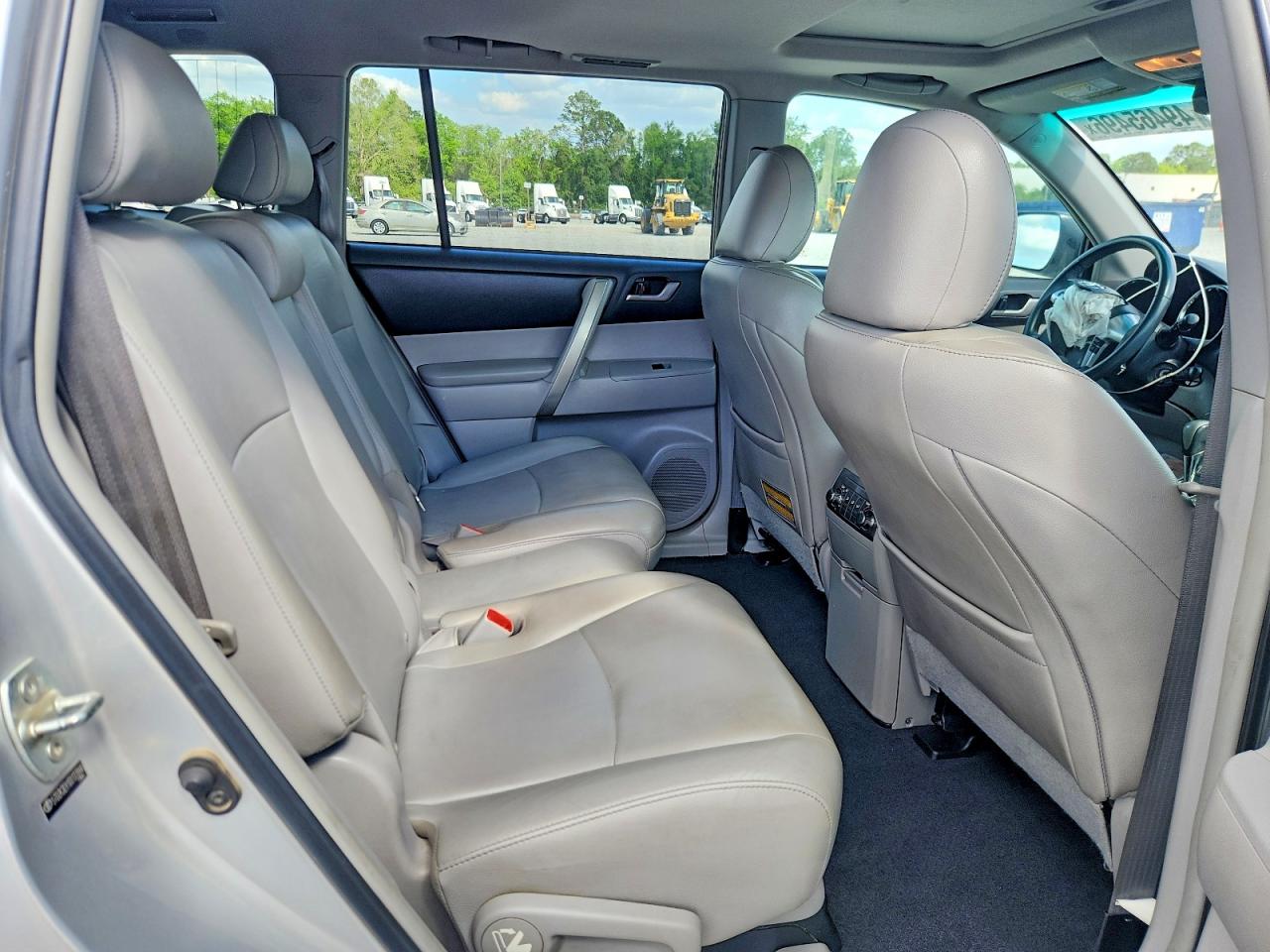 2013 TOYOTA HIGHLANDER SE photo 31