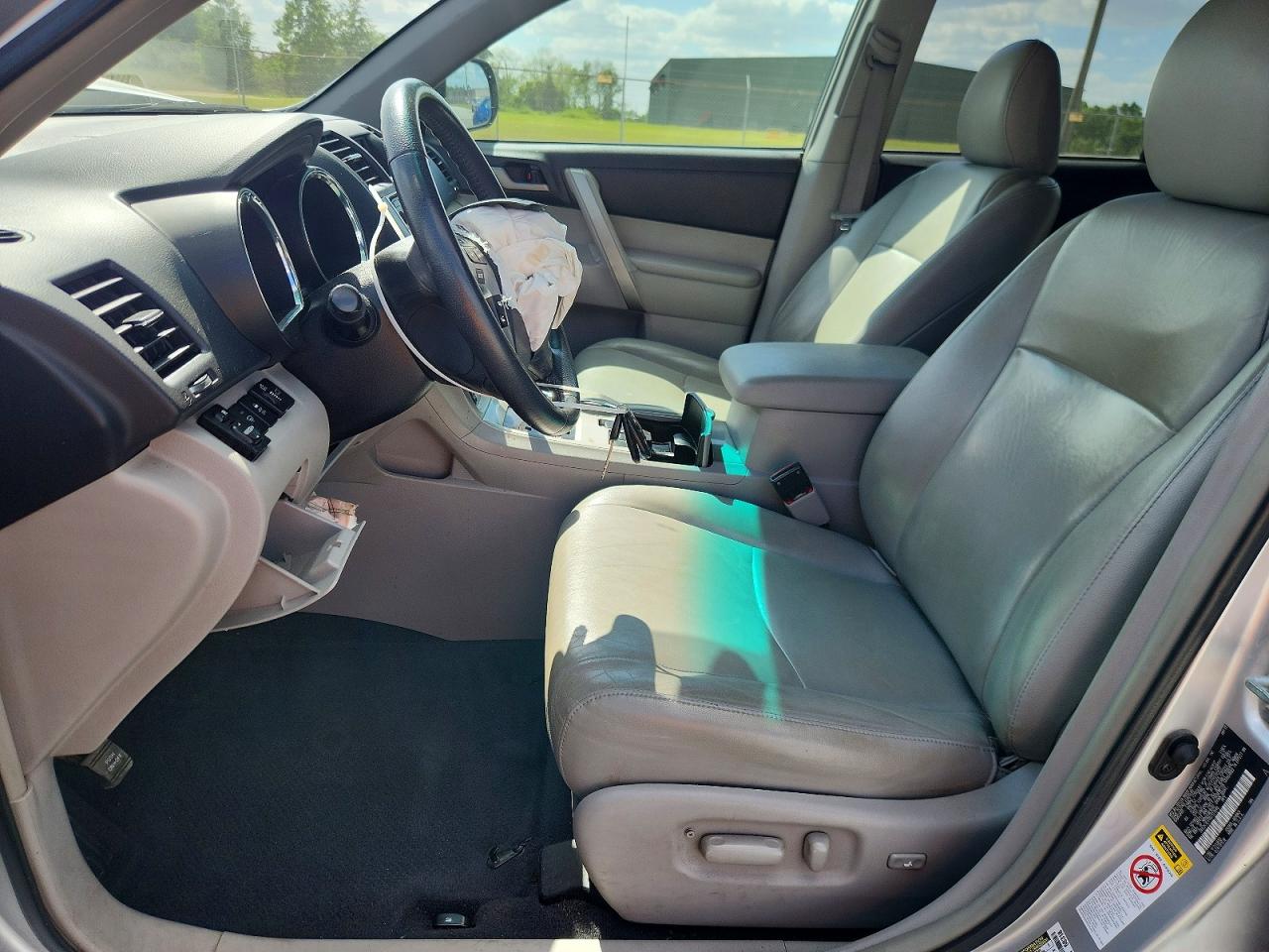 2013 TOYOTA HIGHLANDER SE photo 19
