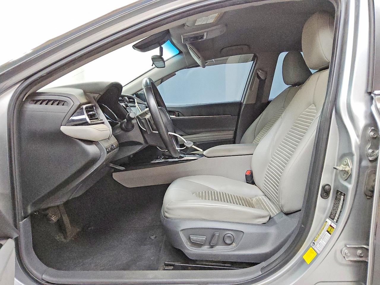 2019 TOYOTA CAMRY SE photo 19