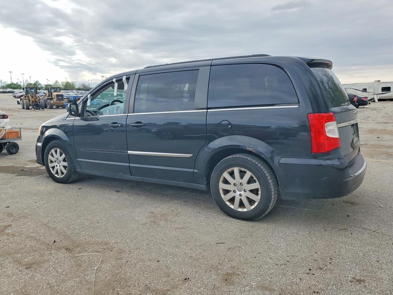 2013 CHRYSLER TOWN & COUNTRY TOURING photo 2