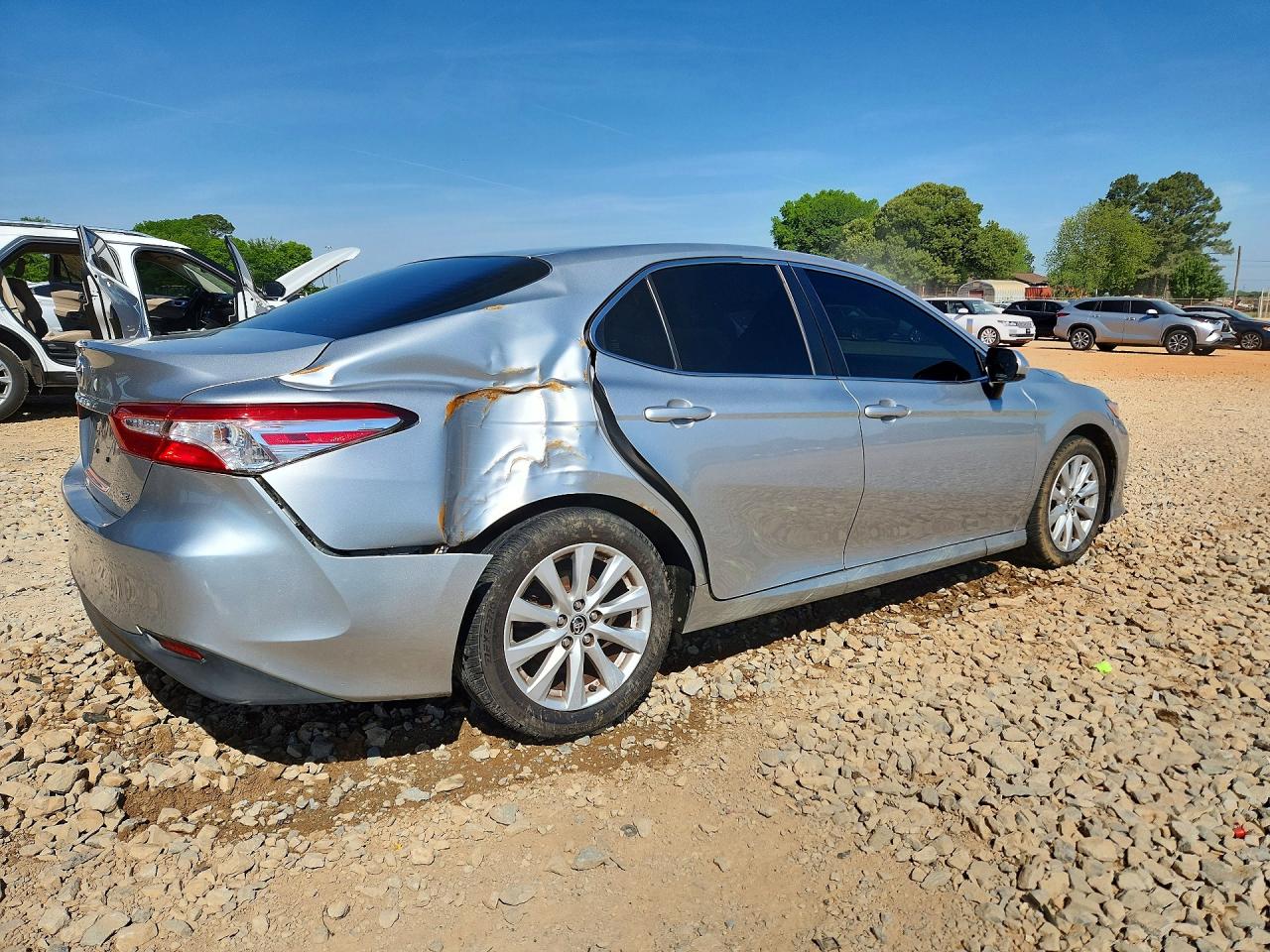 2018 TOYOTA CAMRY LE photo 5