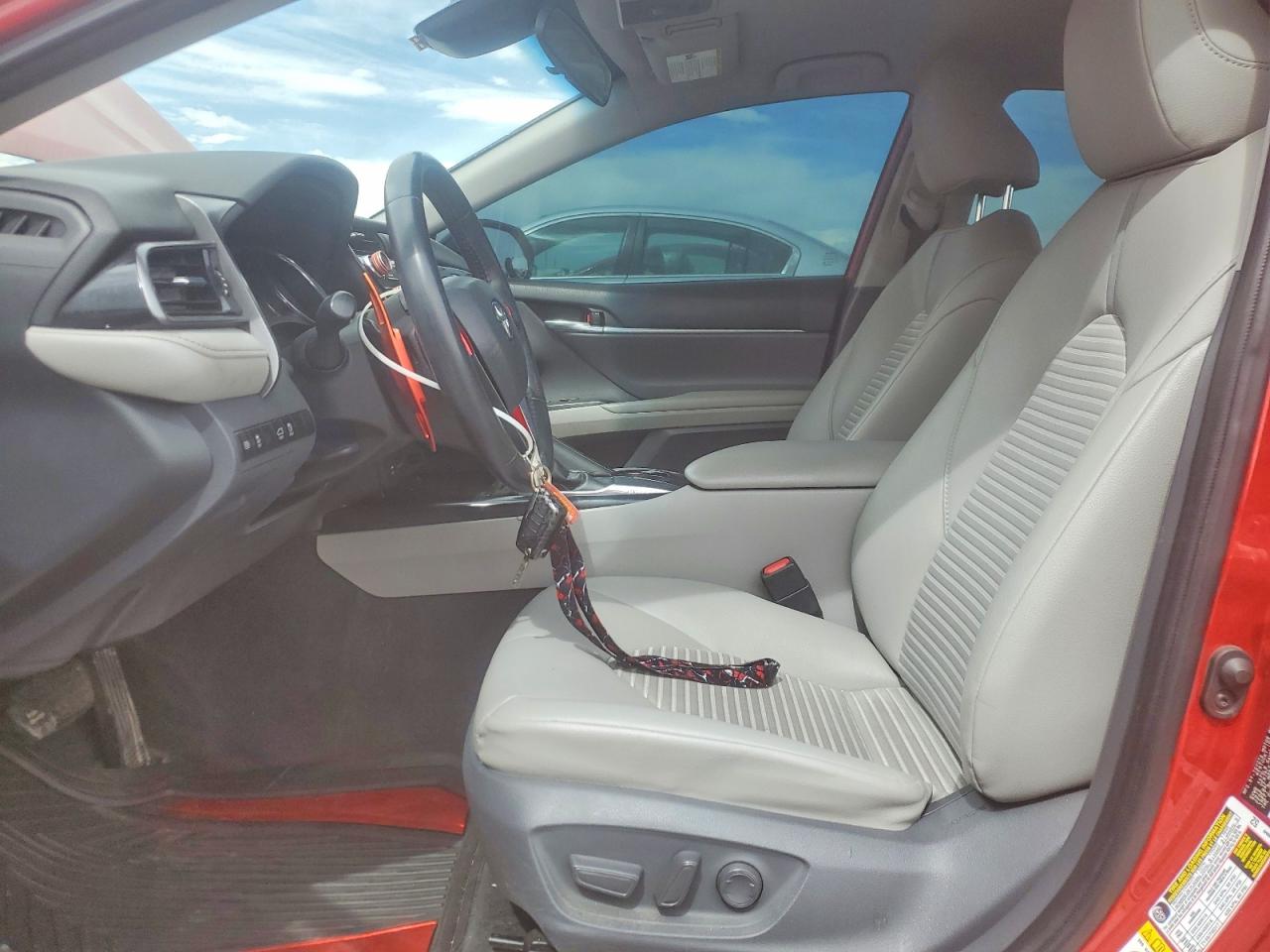 2019 TOYOTA CAMRY SE photo 19