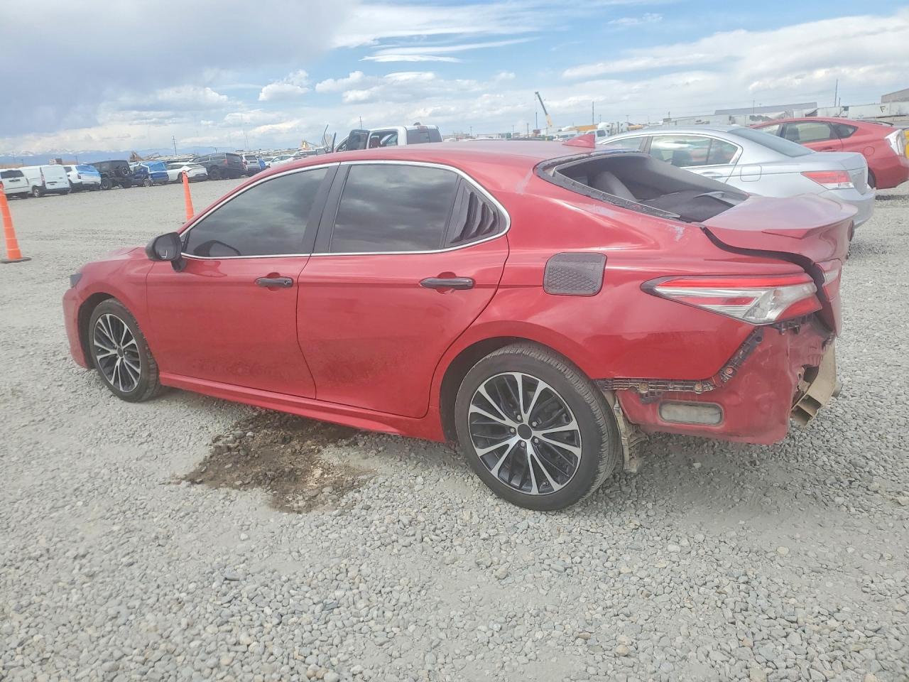 2019 TOYOTA CAMRY SE photo 4