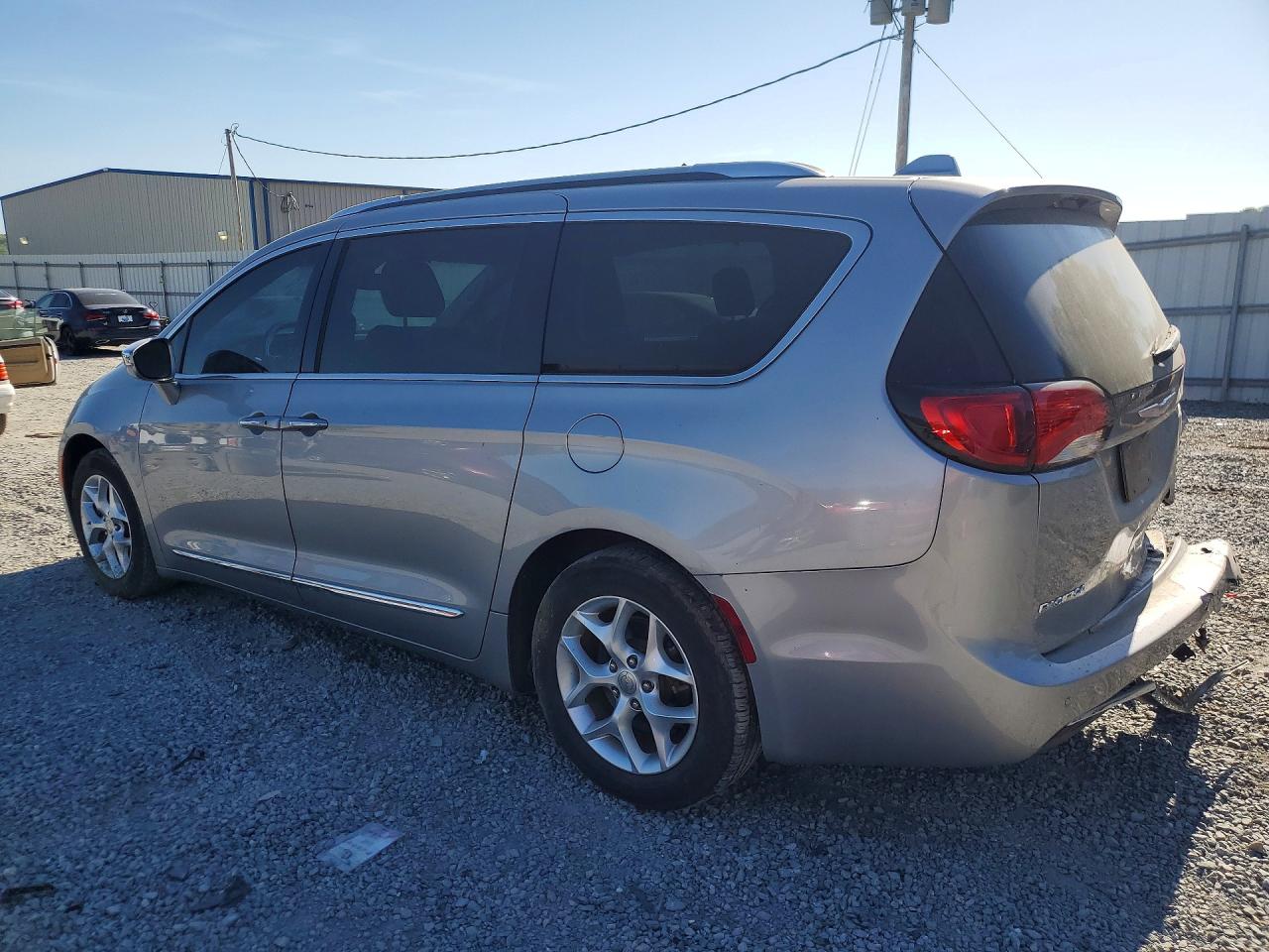 2019 CHRYSLER PACIFICA photo 3