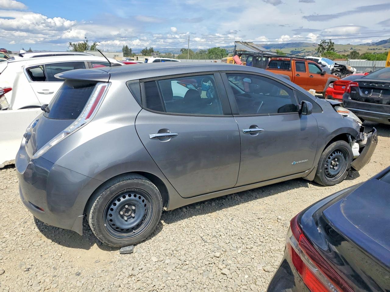 2016 NISSAN LEAF S photo 5