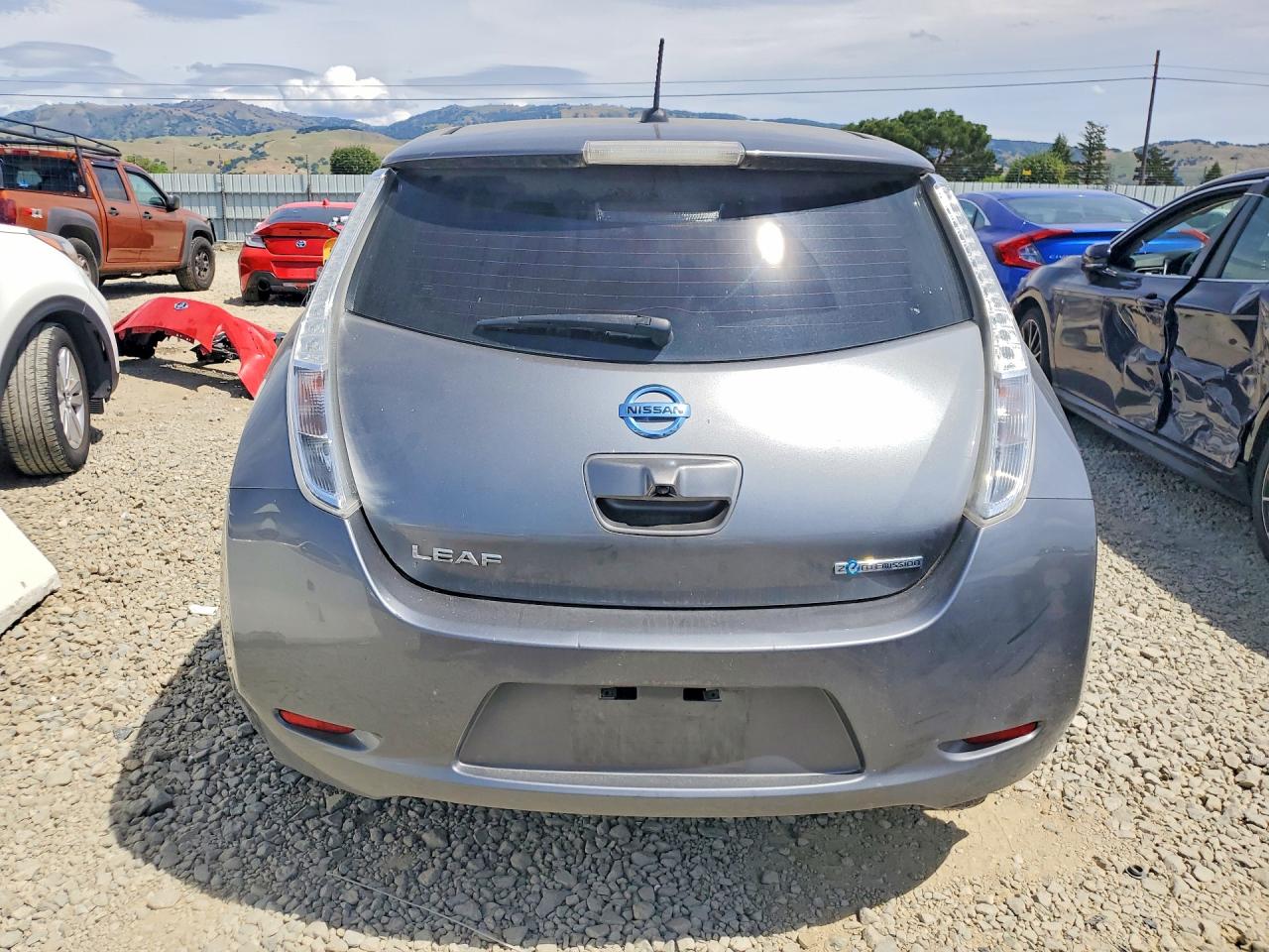 2016 NISSAN LEAF S photo 11