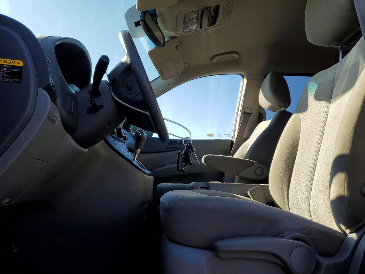2012 KIA SEDONA LX photo 13