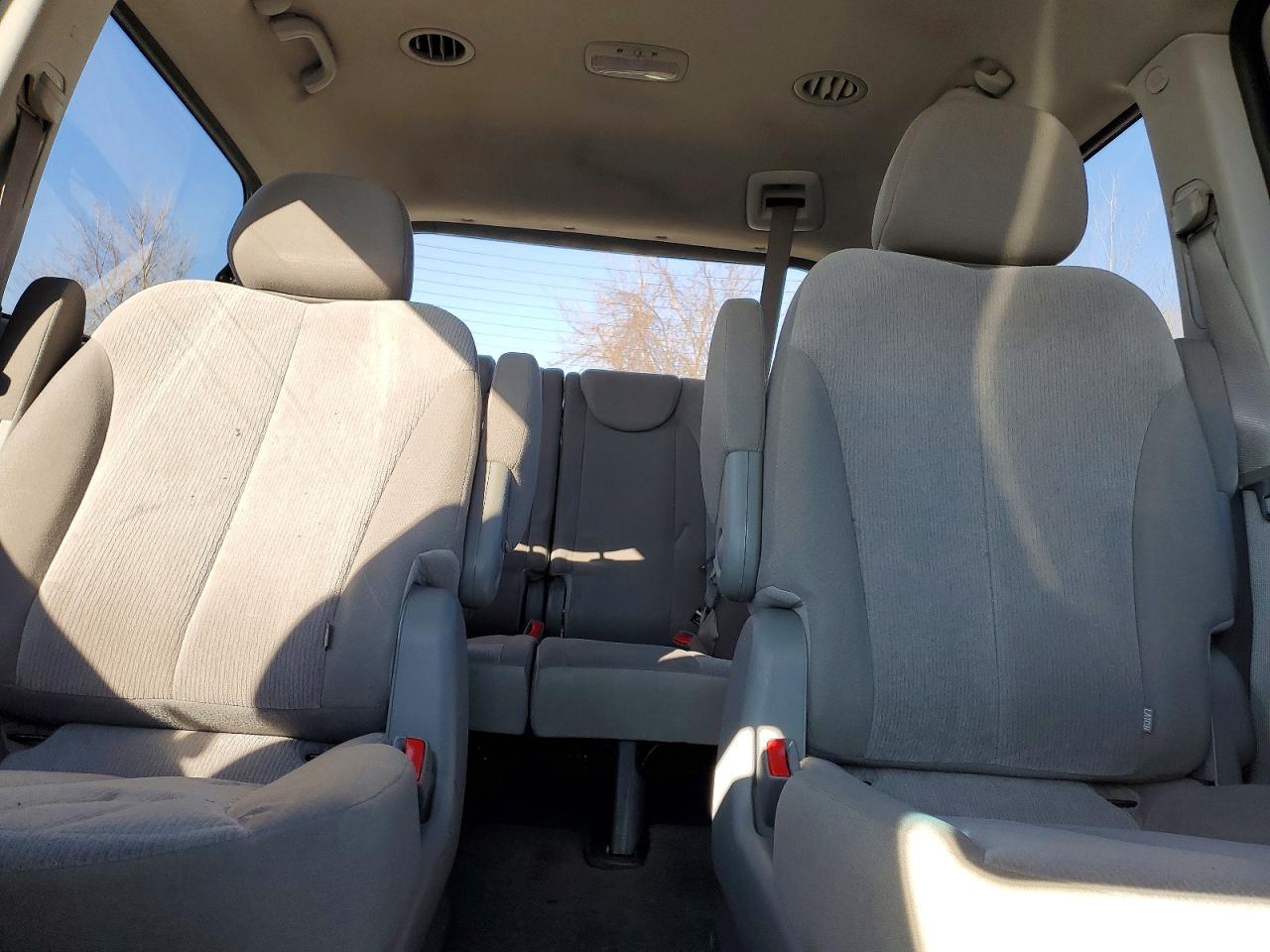 2012 KIA SEDONA LX photo 19