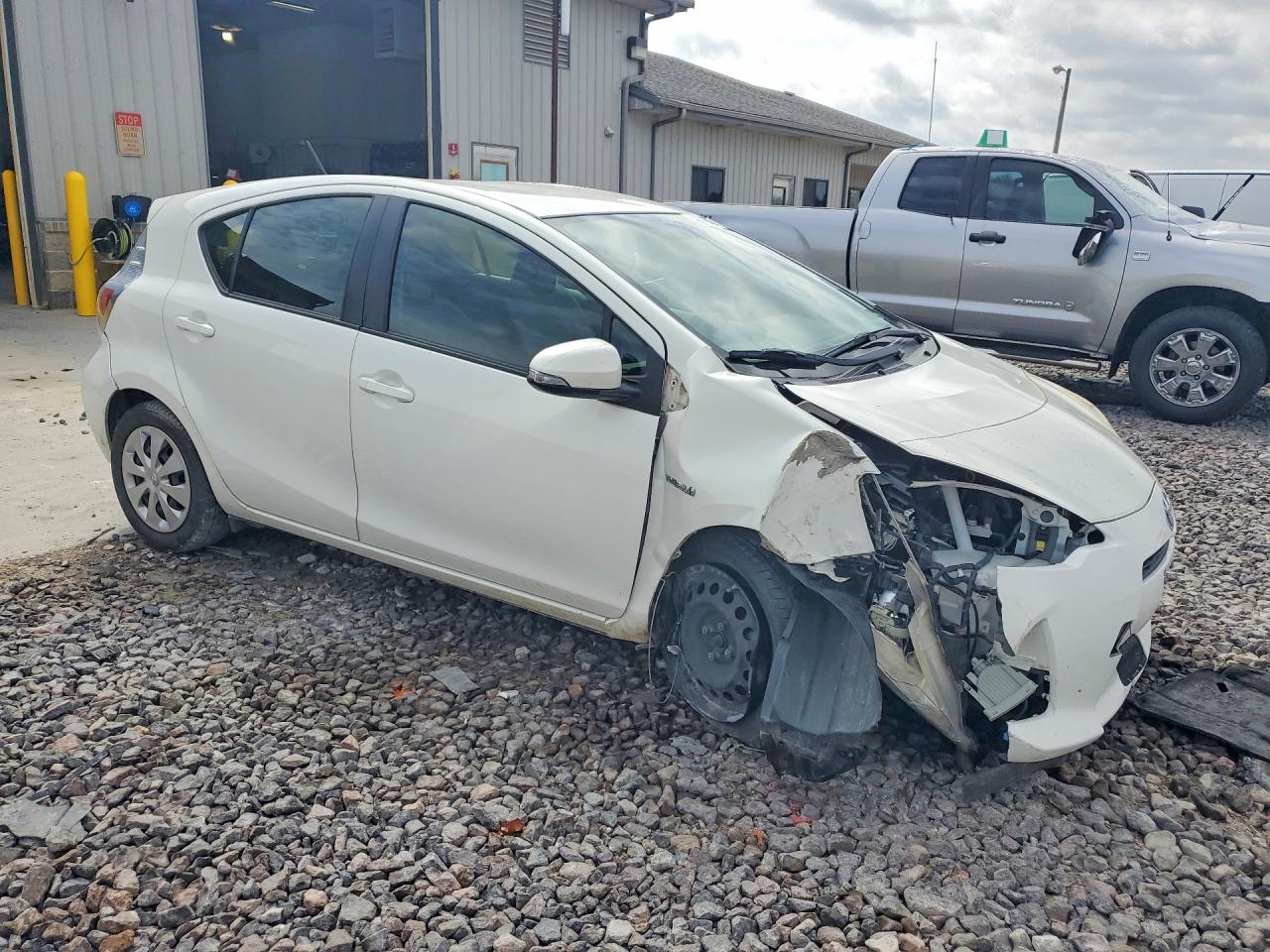 2014 TOYOTA PRIUS C ONE photo 4
