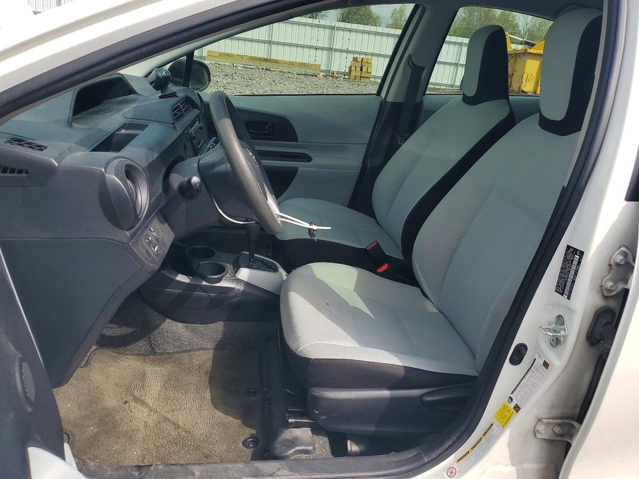 2014 TOYOTA PRIUS C ONE photo 7