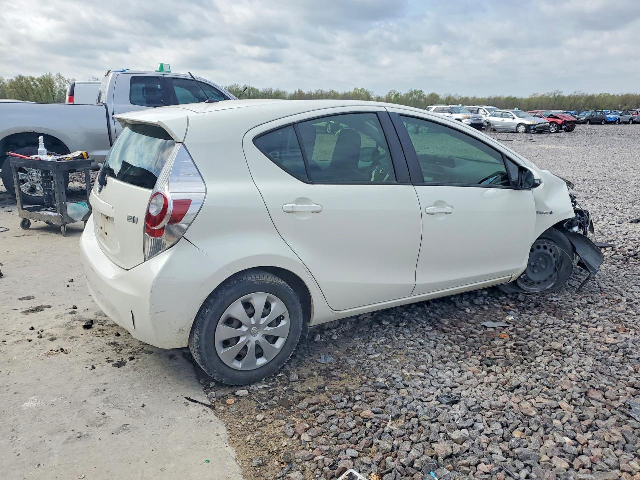 2014 TOYOTA PRIUS C ONE photo 3