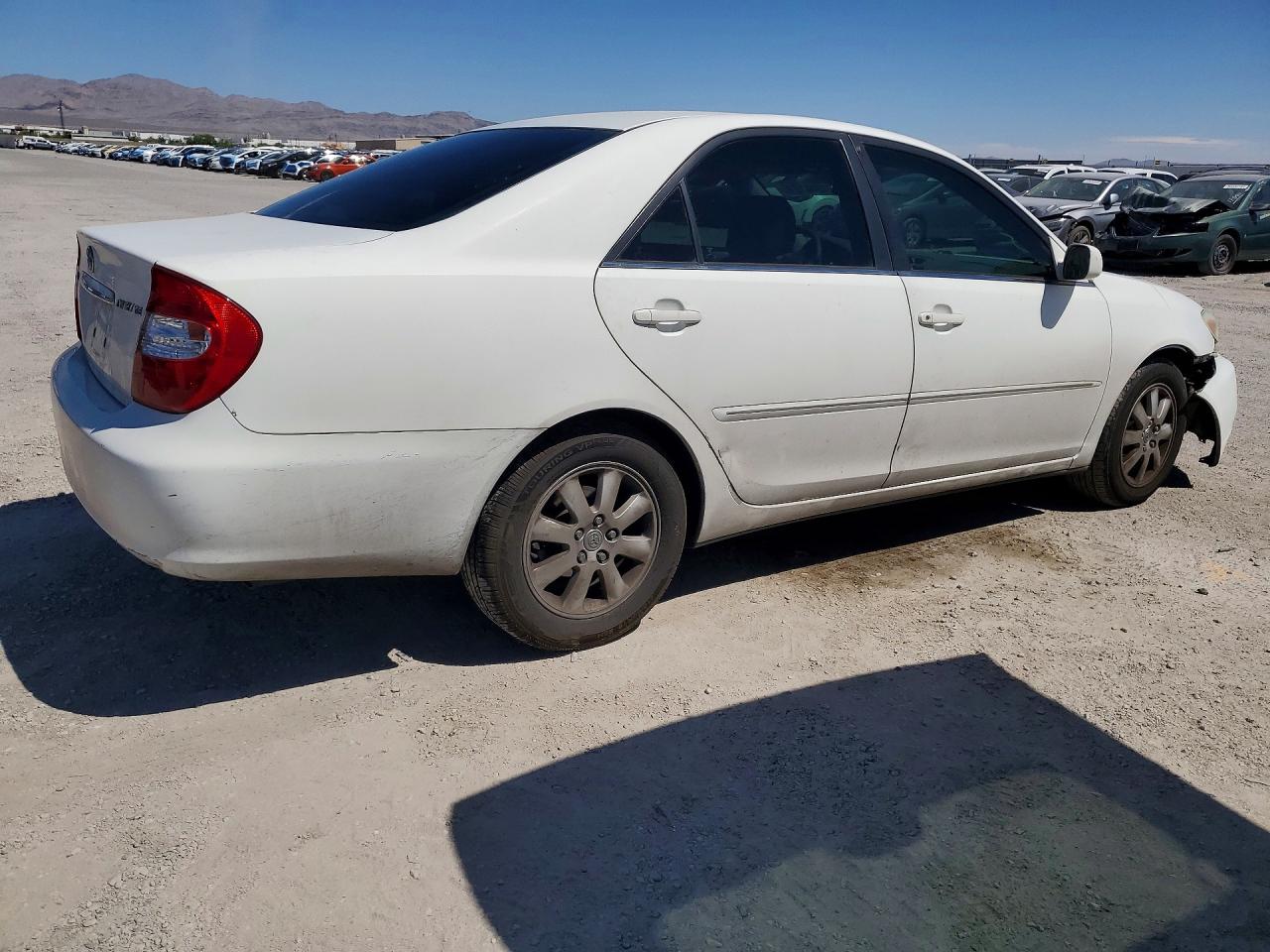 2002 TOYOTA CAMRY XLE photo 3